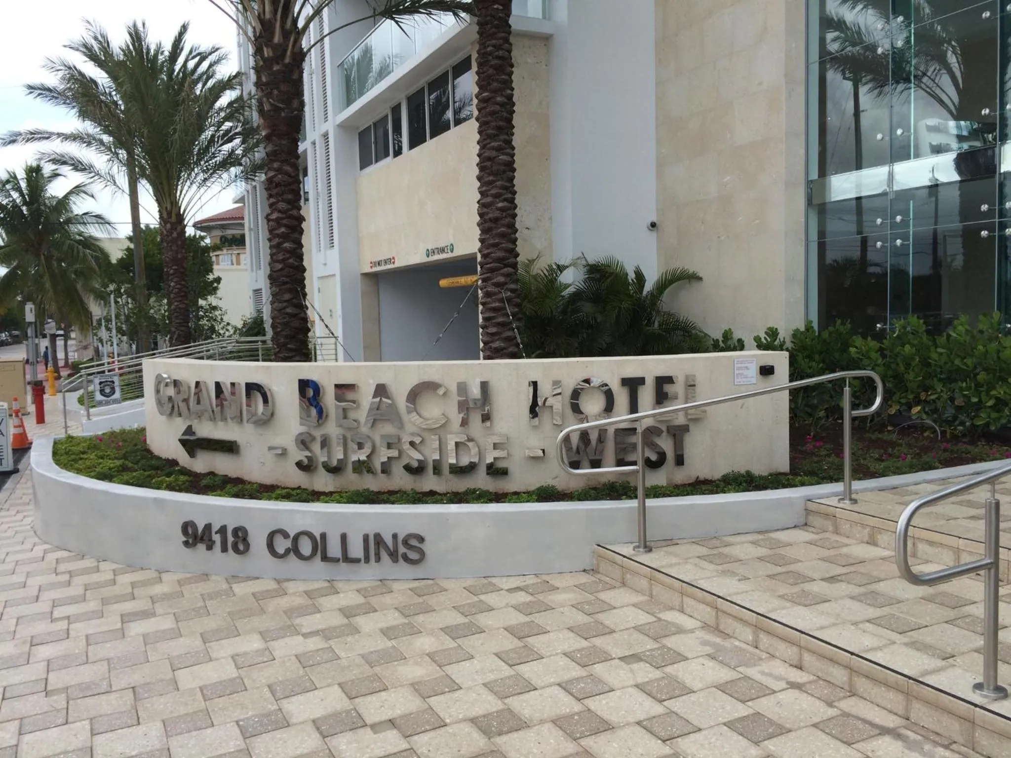 Facade/entrance in Grand Beach Hotel Surfside West