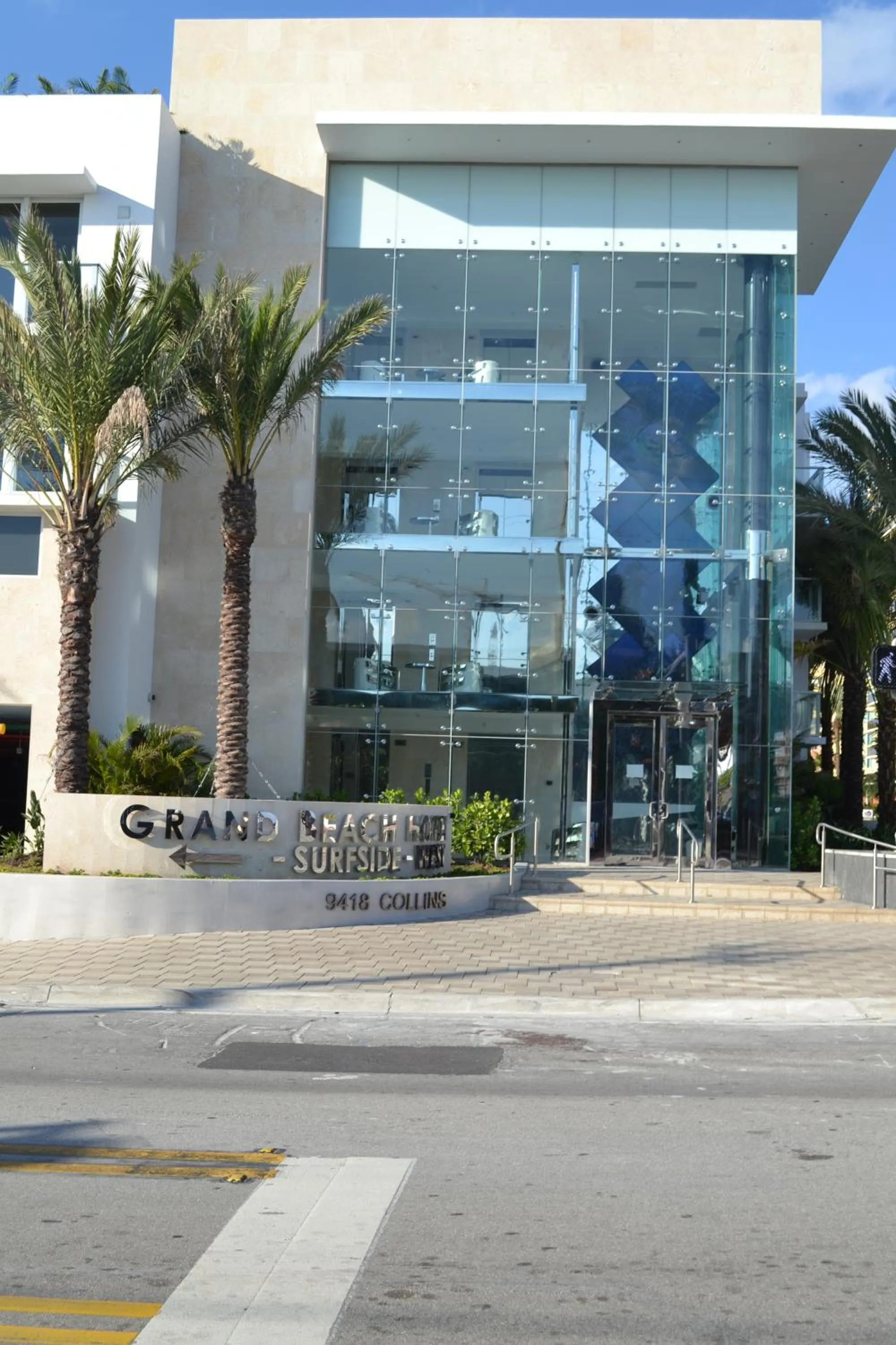 Facade/entrance in Grand Beach Hotel Surfside West