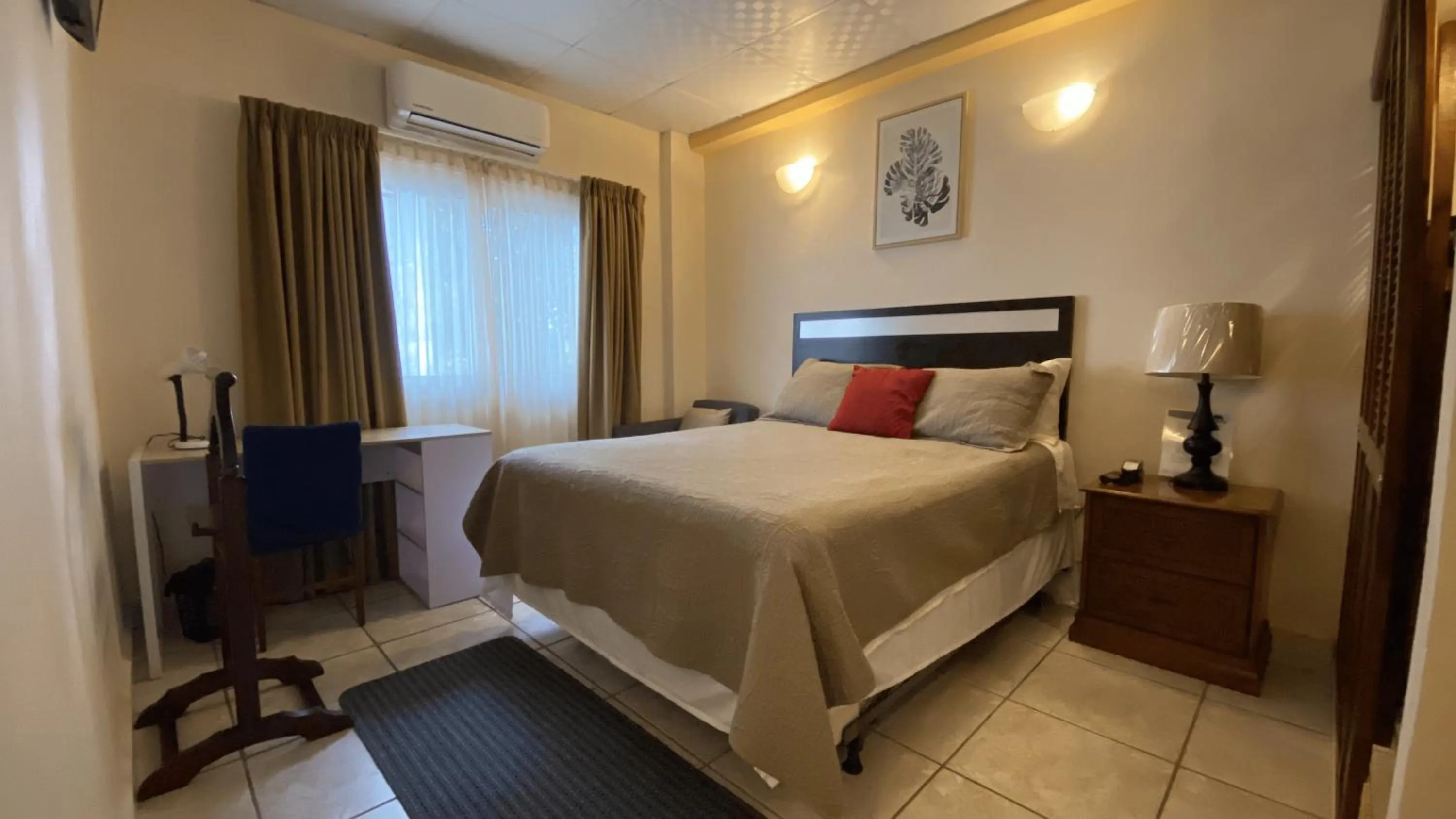 Photo of the whole room, Bed in Real Guanacaste