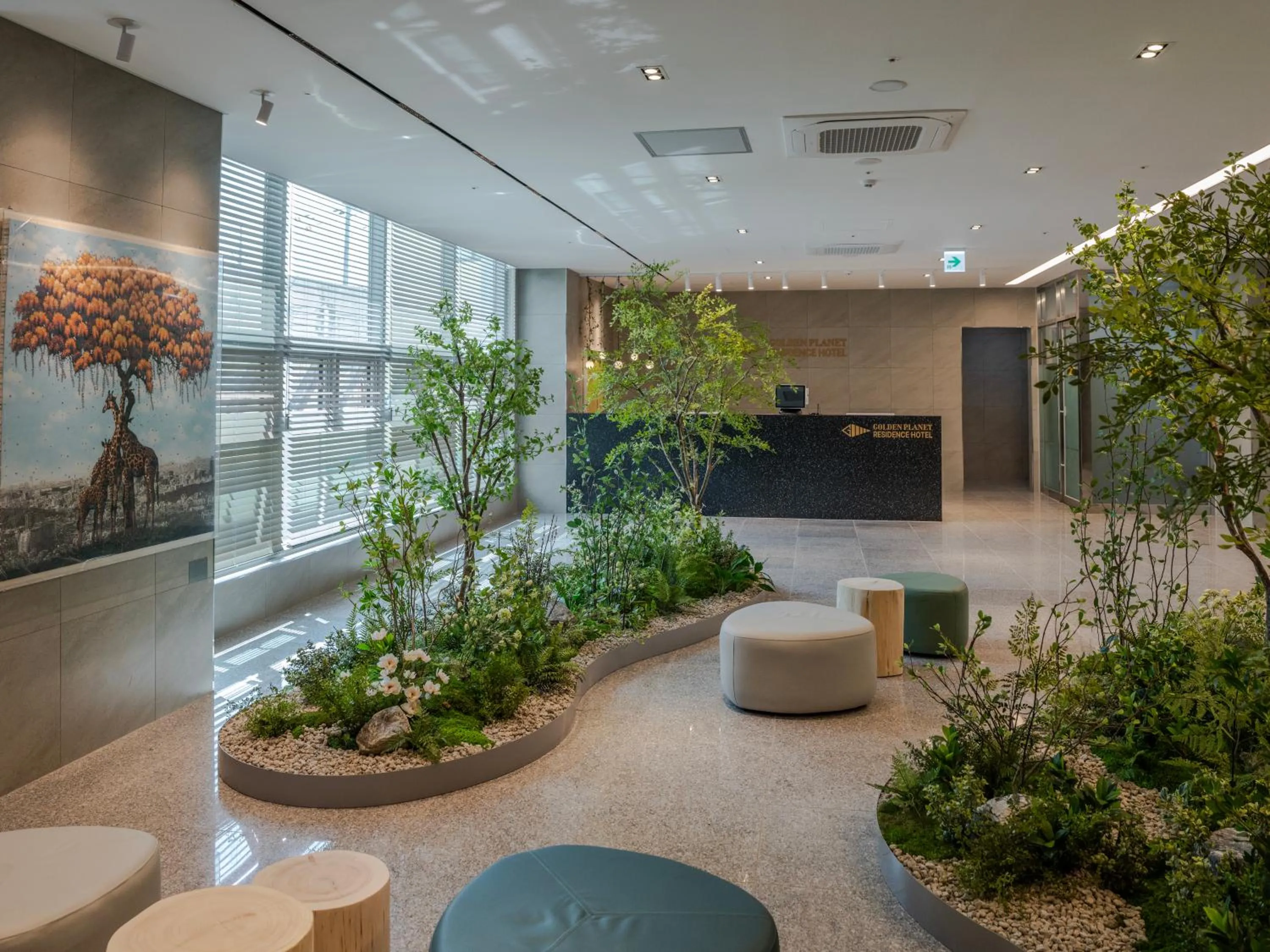 Communal lounge/ TV room in Golden Planet Hotel-Pyeongtaek Godeck