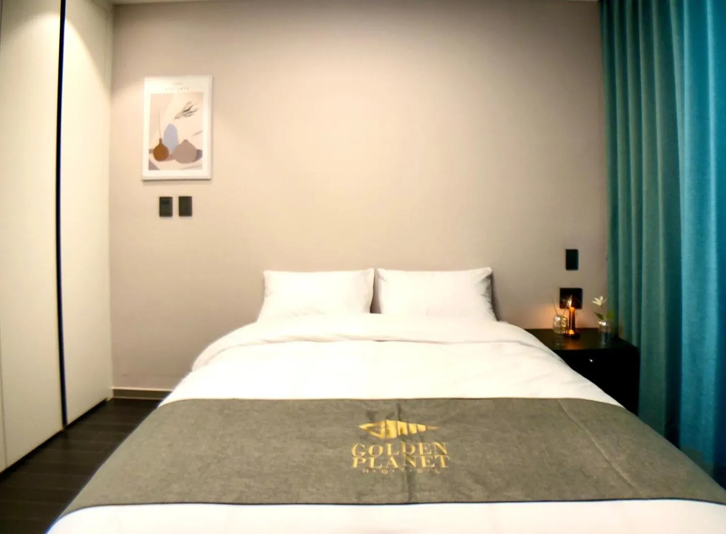Property building, Bed in Golden Planet Hotel-Pyeongtaek Godeck