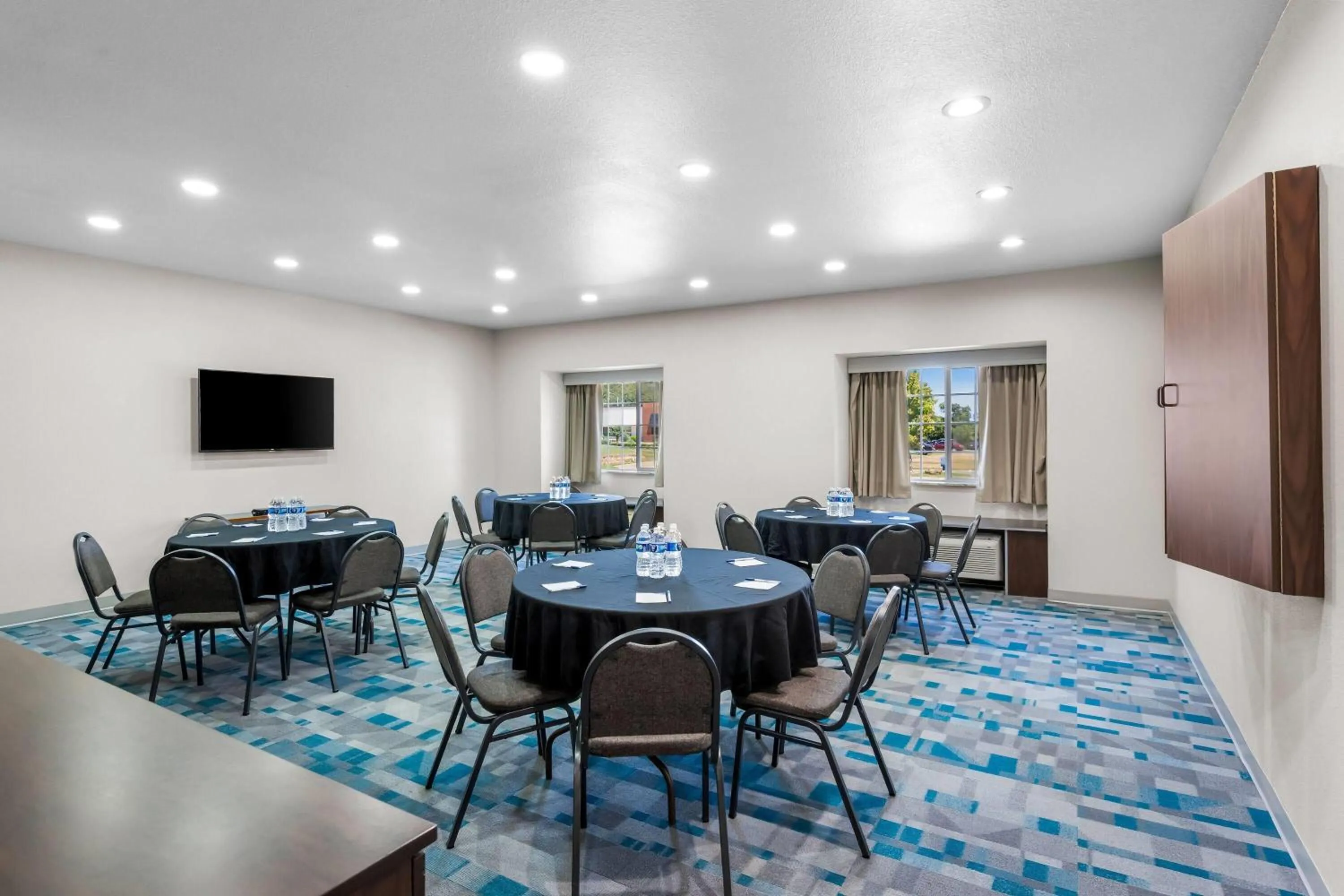 Meeting/conference room in Microtel Inn & Suites By Wyndham Conway