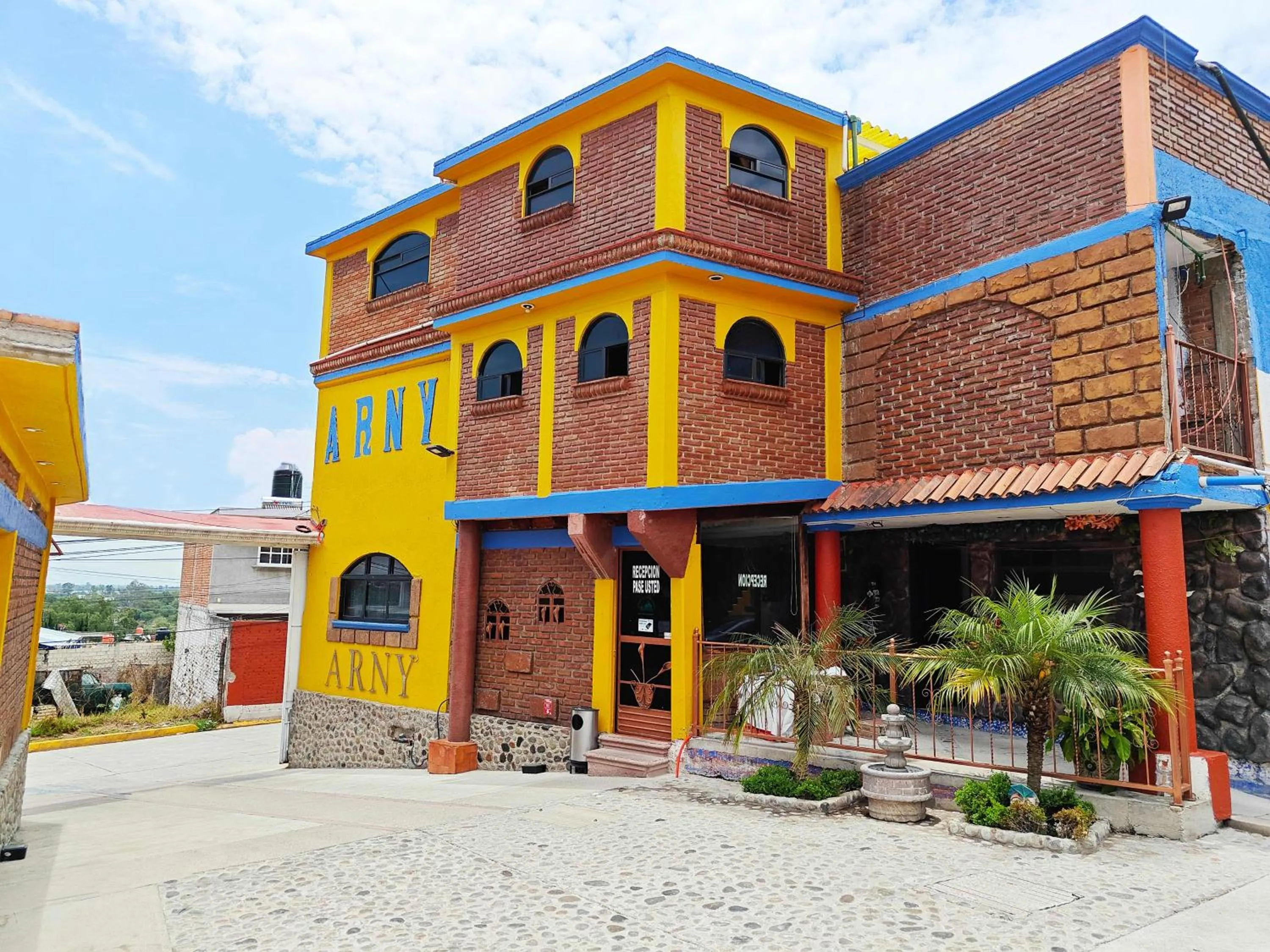 Facade/entrance in Posada Arny