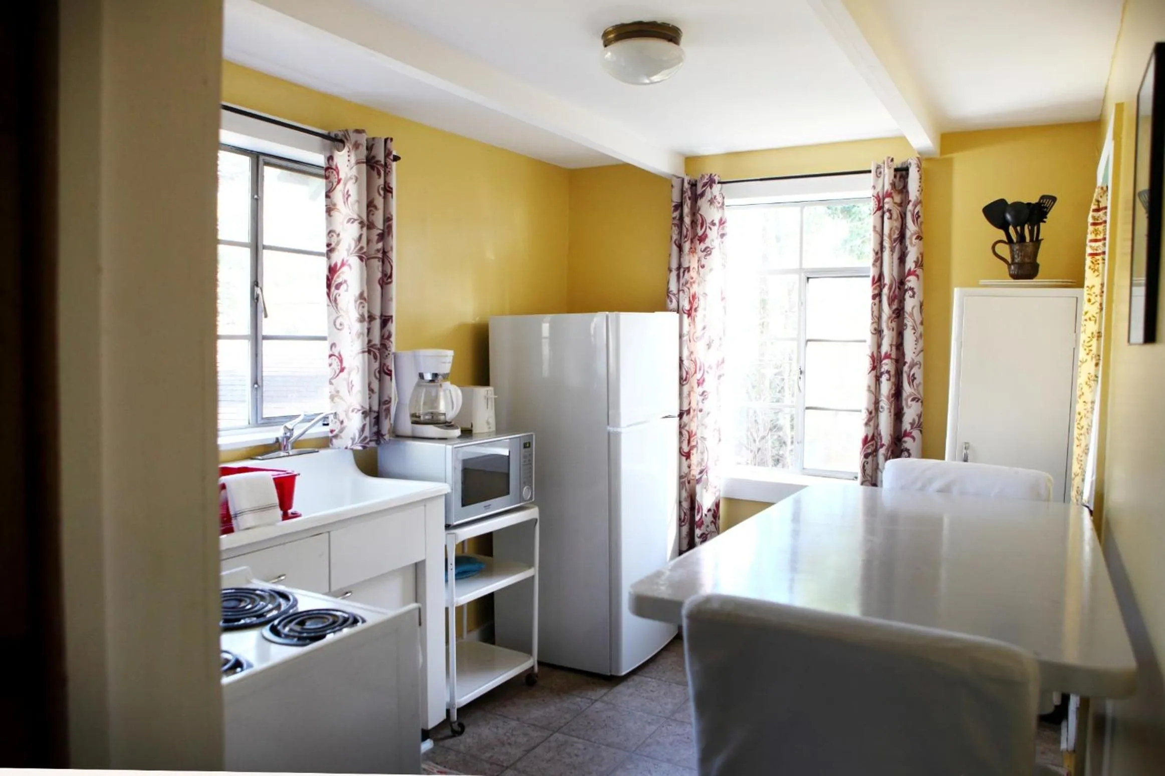 Kitchen or kitchenette, Bed in The Pines Cottages