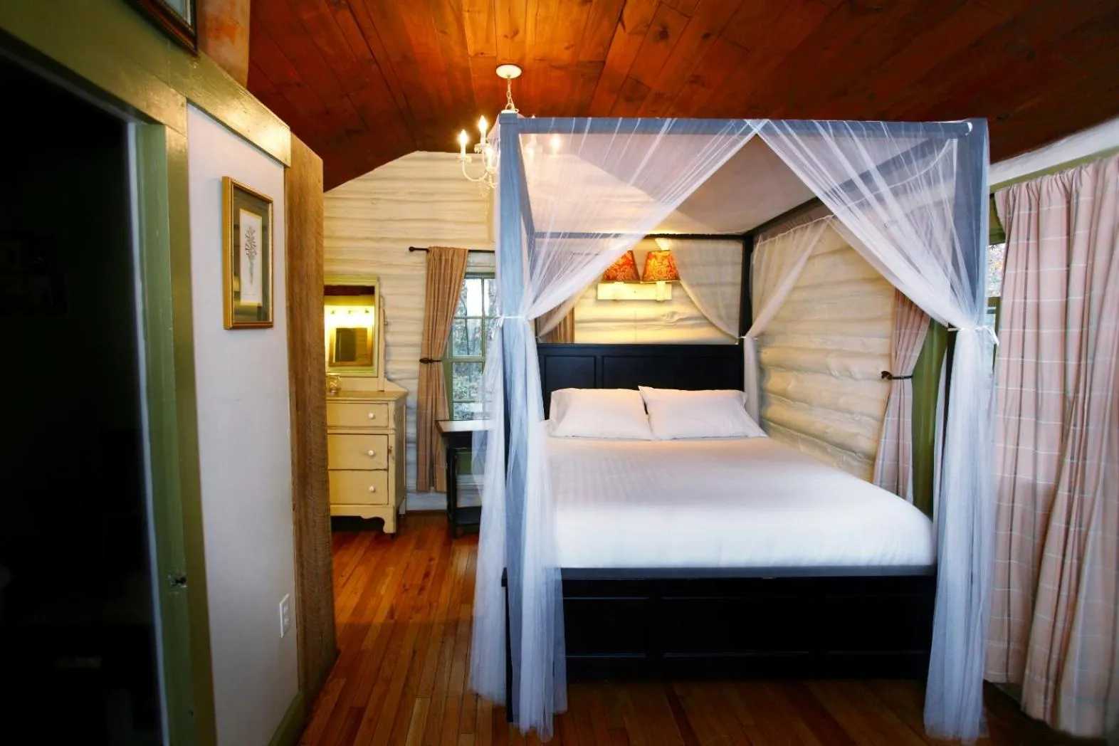 Photo of the whole room, Bed in The Pines Cottages