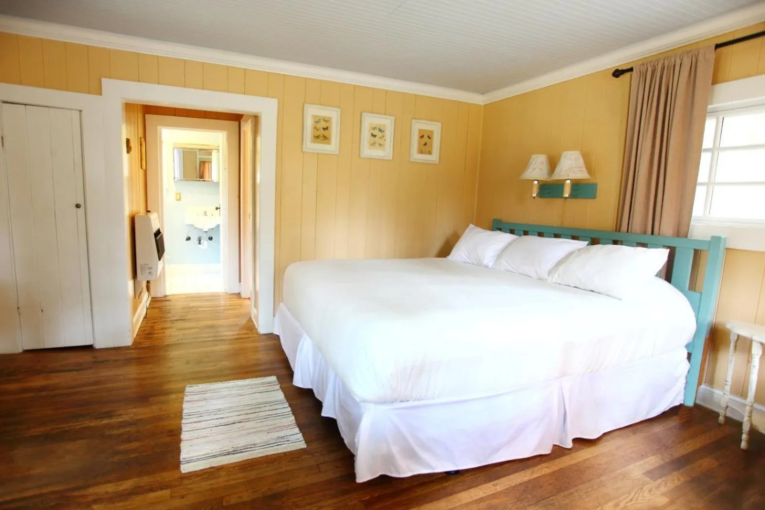 Photo of the whole room, Bed in The Pines Cottages