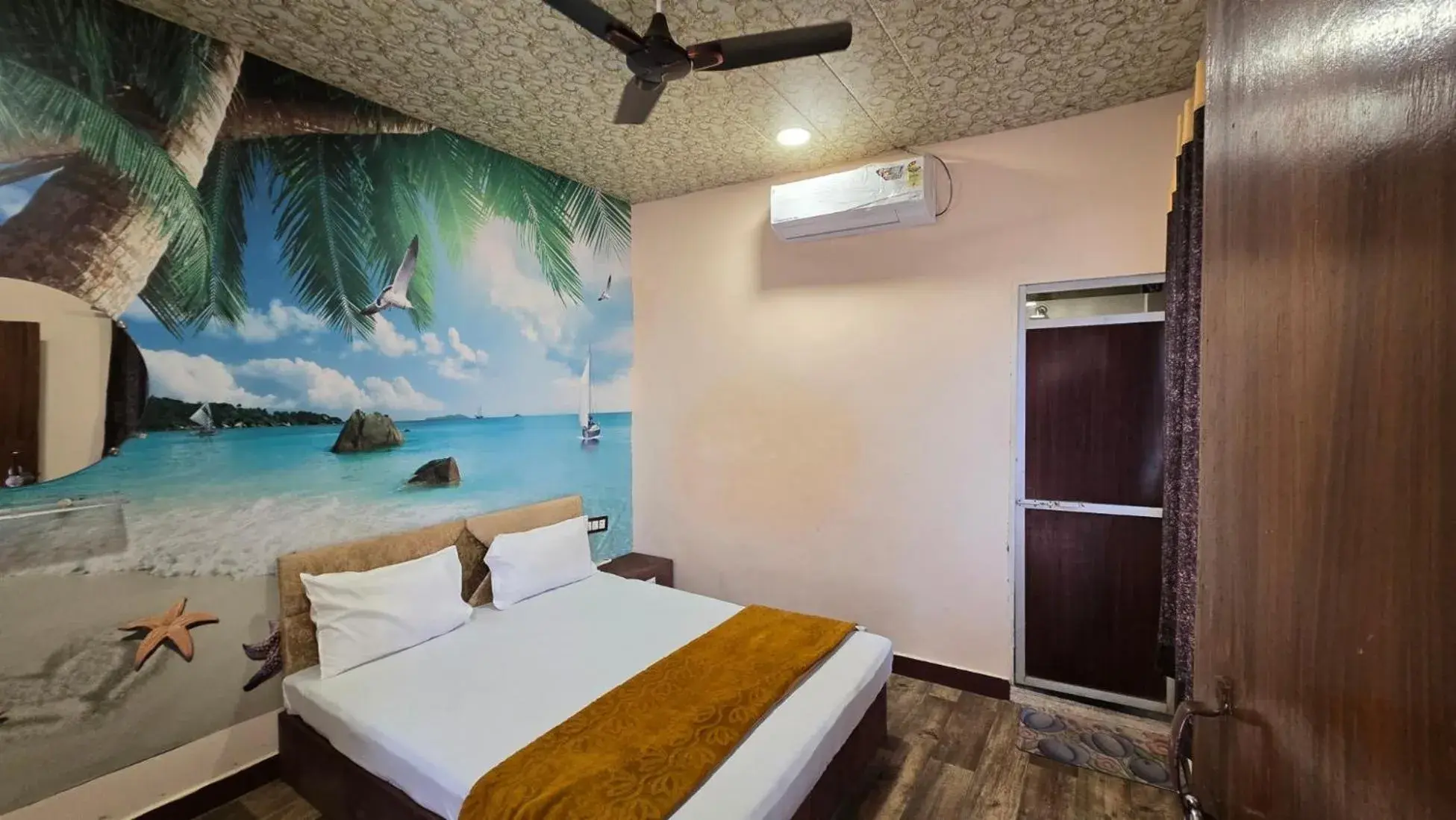 Double Room with Private Bathroom - single occupancy in HOTEL MAHESHWARI GREEN's Double Room with Private Bathroom - single occupancy in HOTEL MAHESHWARI GREEN's
