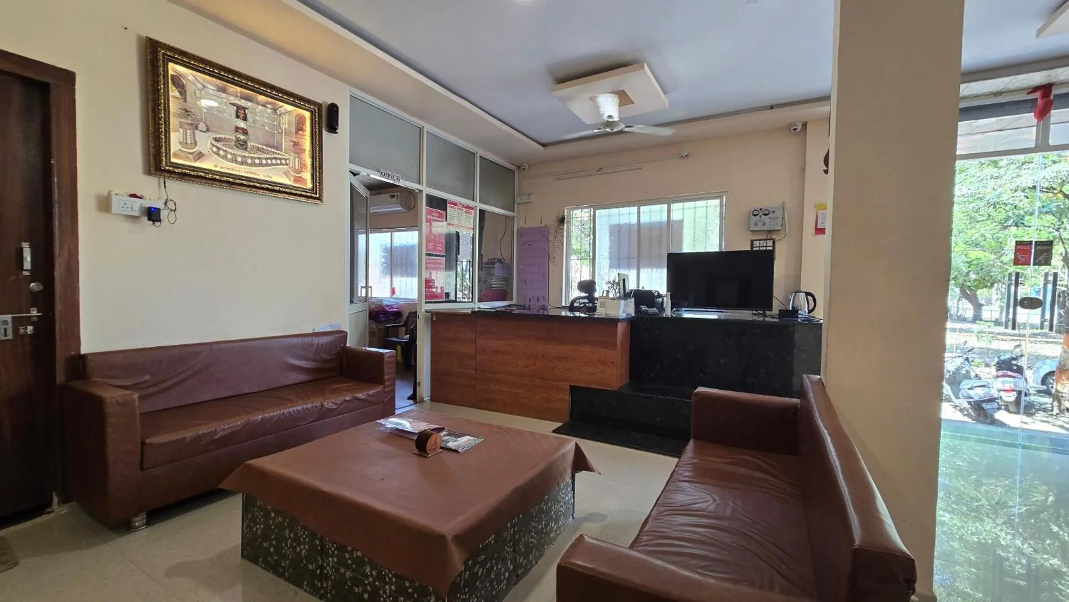 Communal lounge/ TV room in HOTEL MAHESHWARI GREEN's