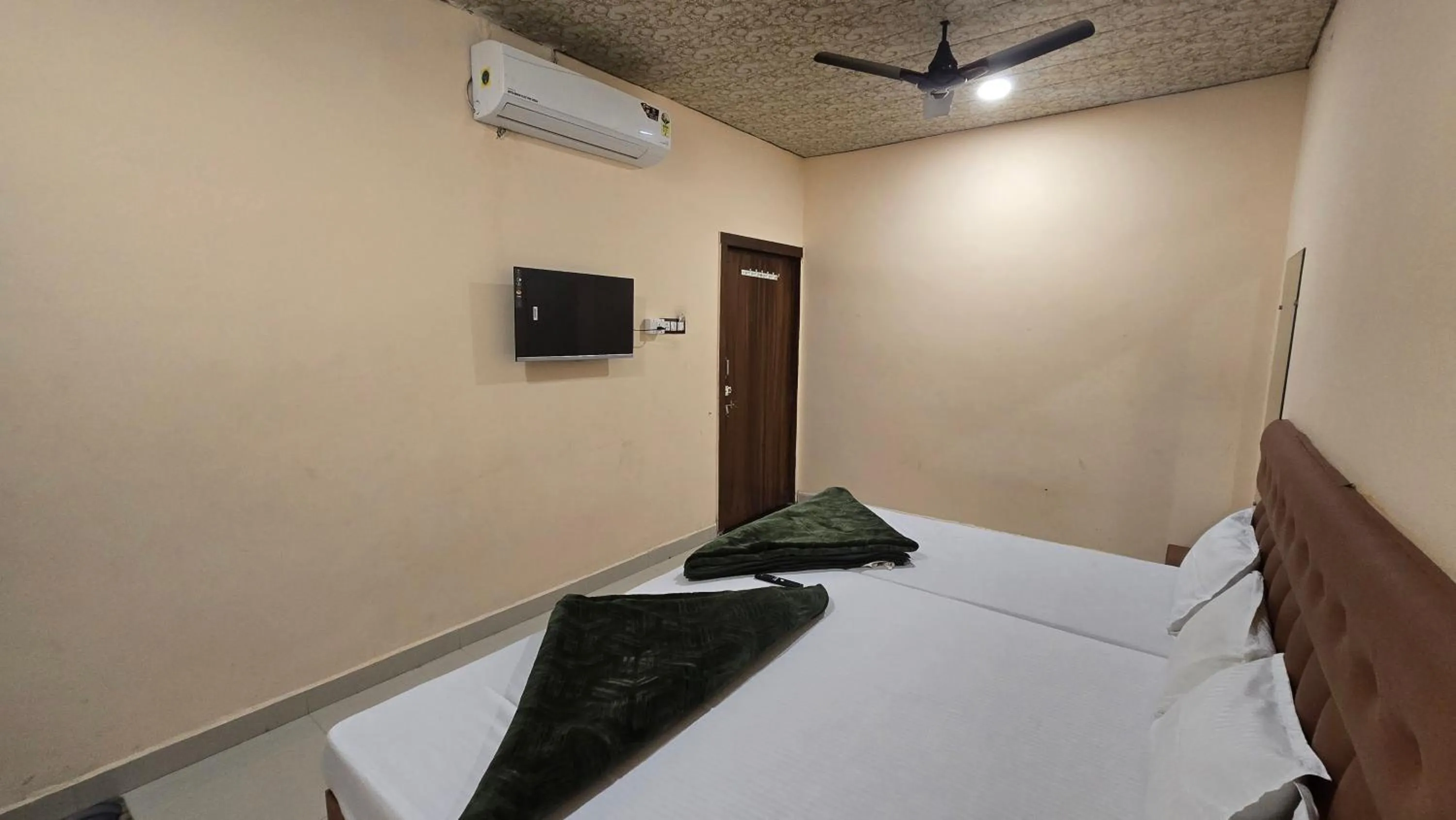 Bed in HOTEL MAHESHWARI GREEN's