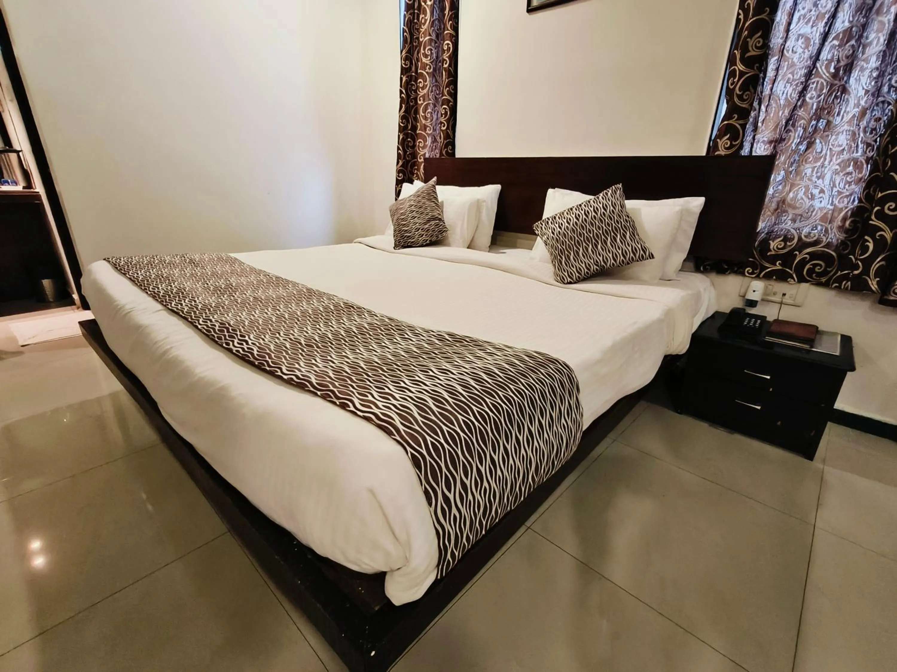 Bedroom, Bed in Hotel Heritage 2001, Nagpur