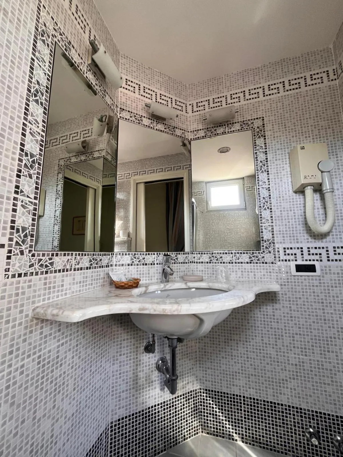 Bathroom in HOTEL LUDOVICO ARIOSTO