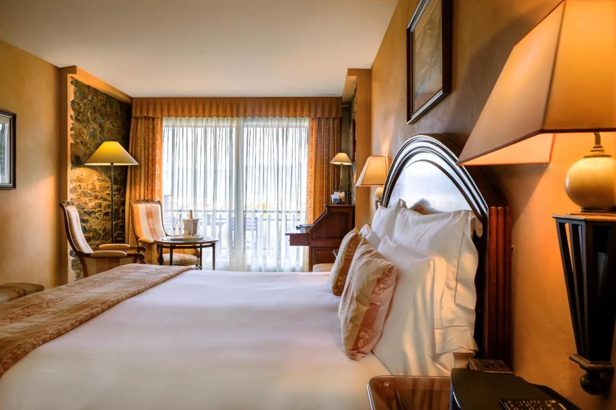 Bedroom, Bed in HOTEL & SPA El Castell de Ciutat