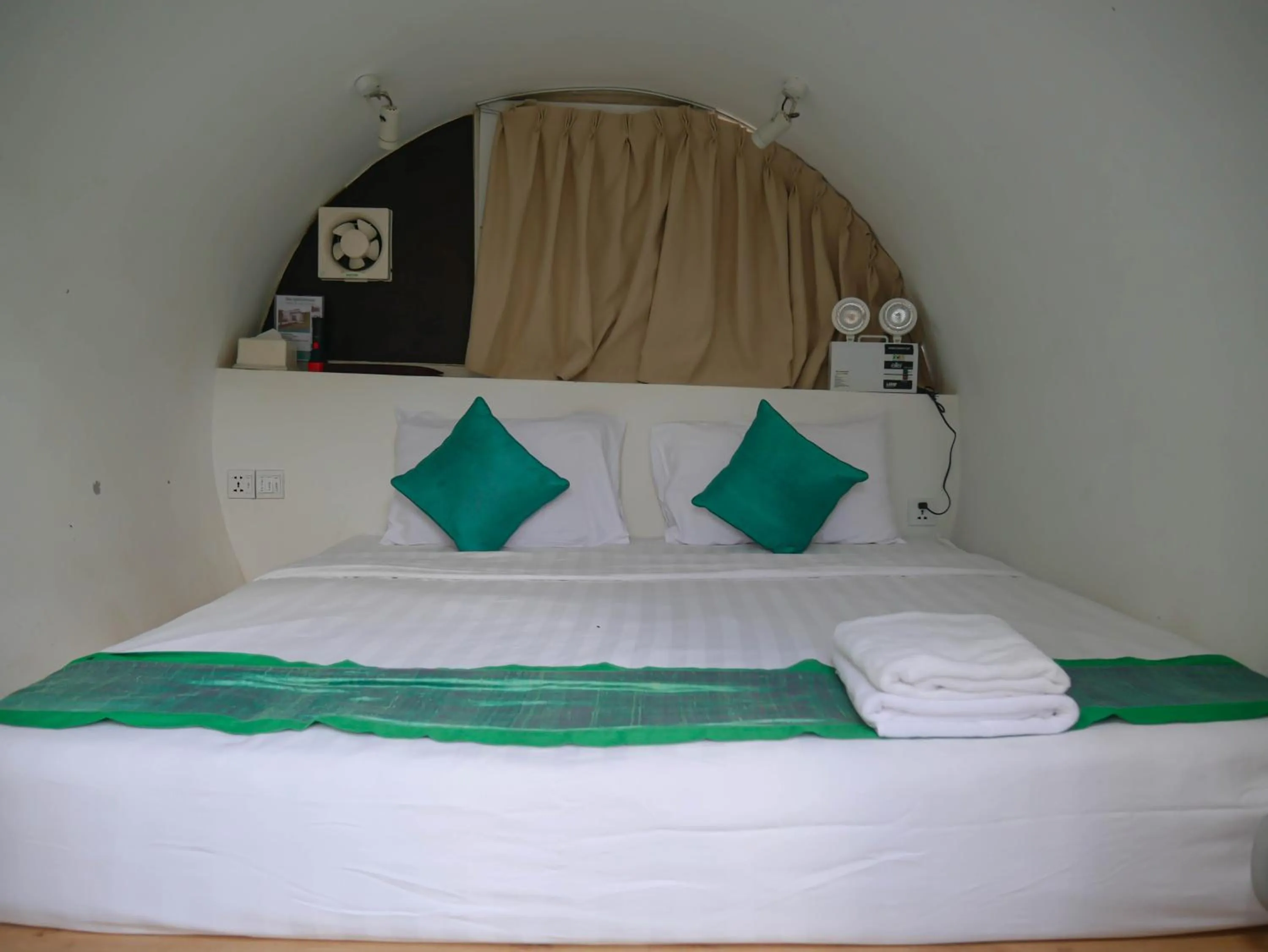 Bedroom, Bed in vKirirom Pine Resort