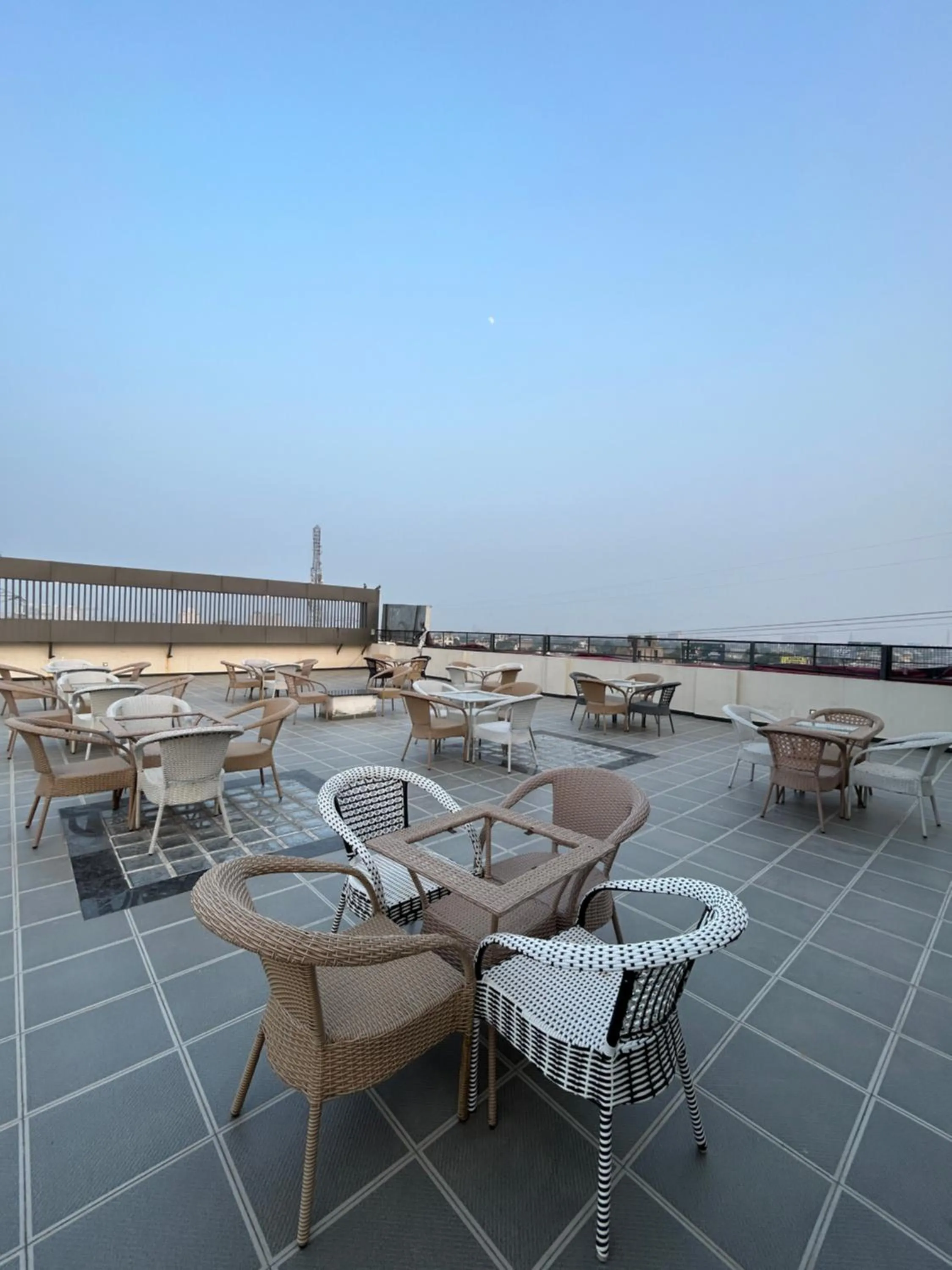 Restaurant/places to eat in Hotel Giriraj Palace