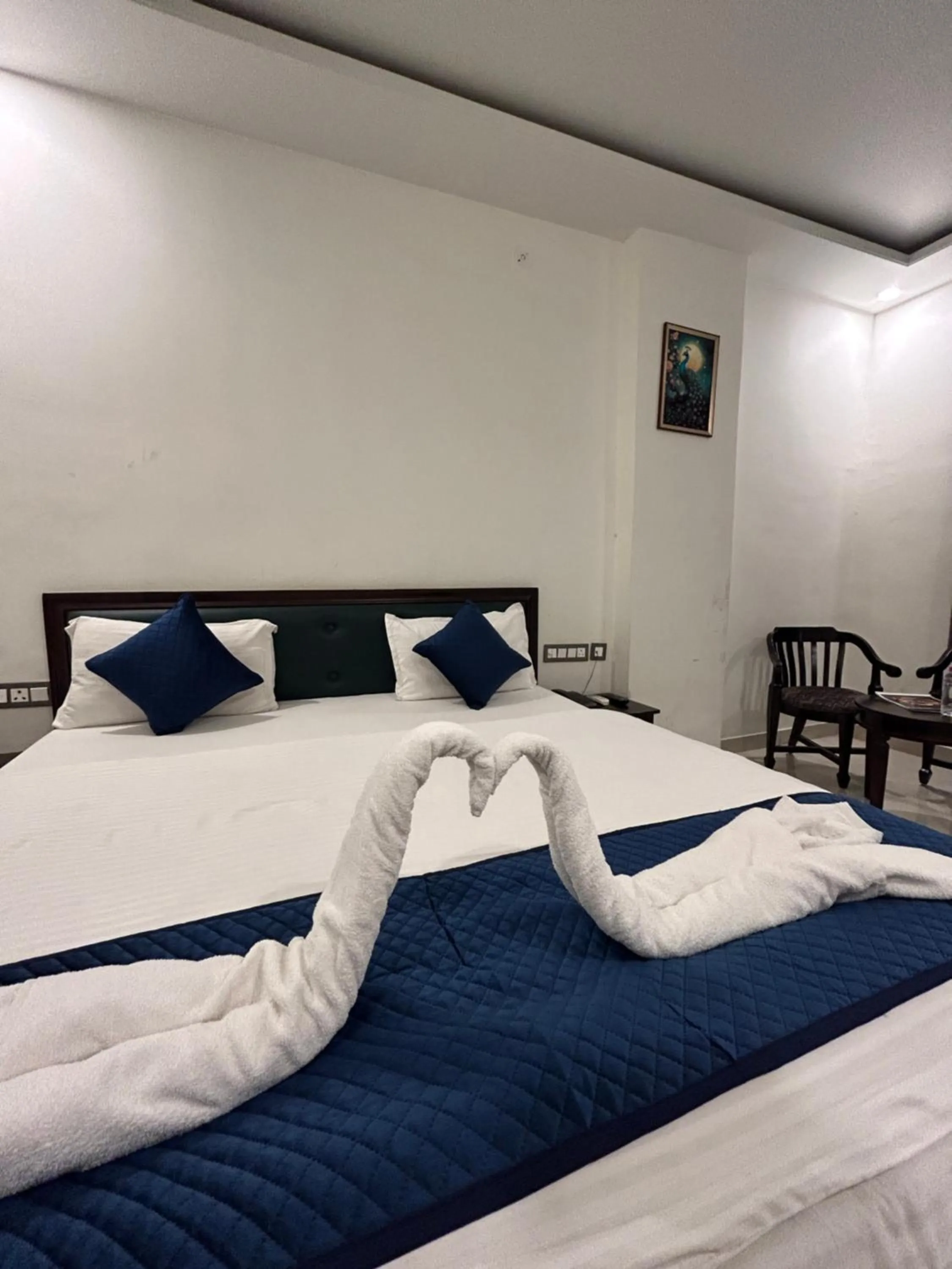 Bed in Hotel Giriraj Palace