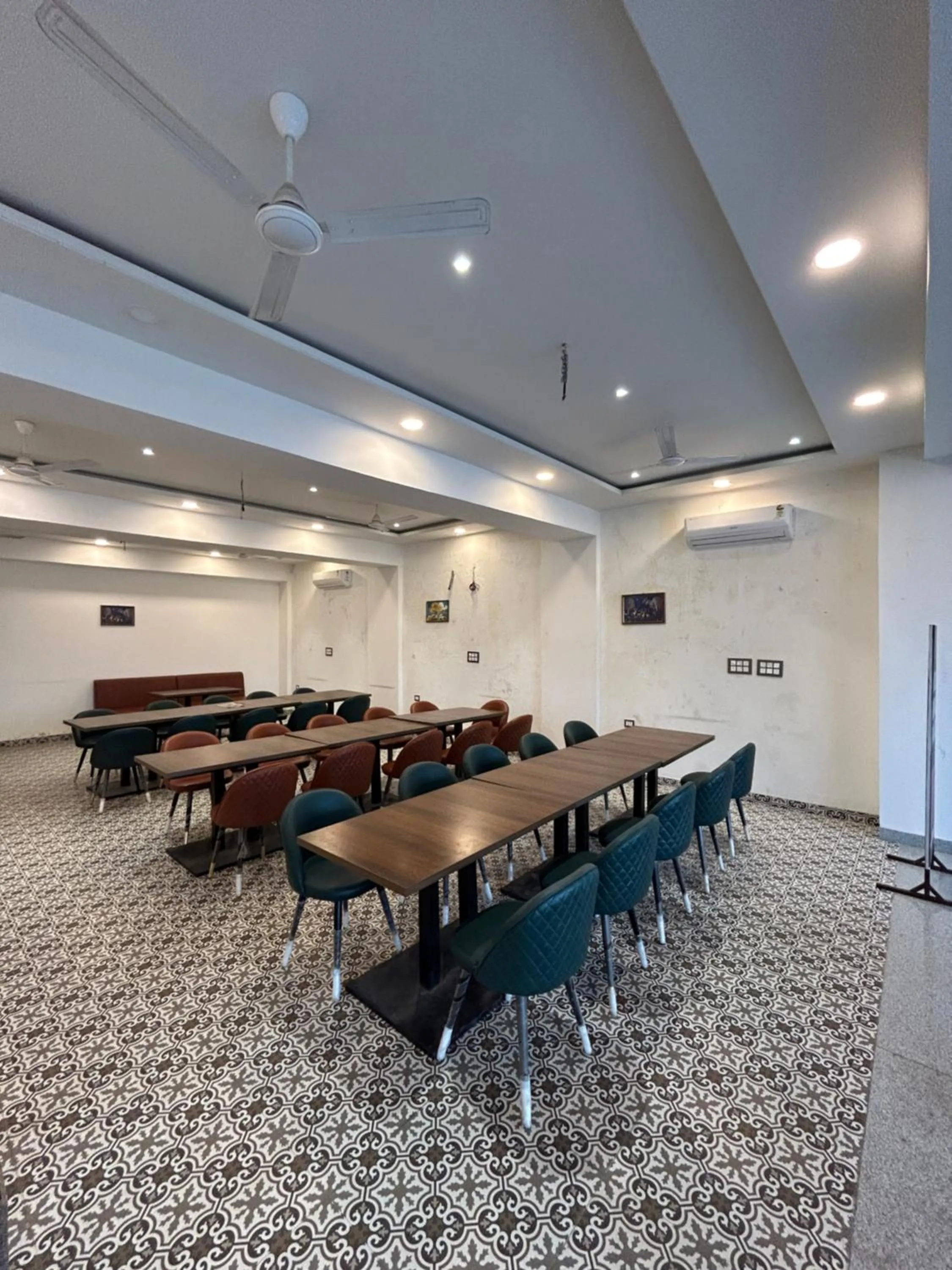 Restaurant/places to eat in Hotel Giriraj Palace