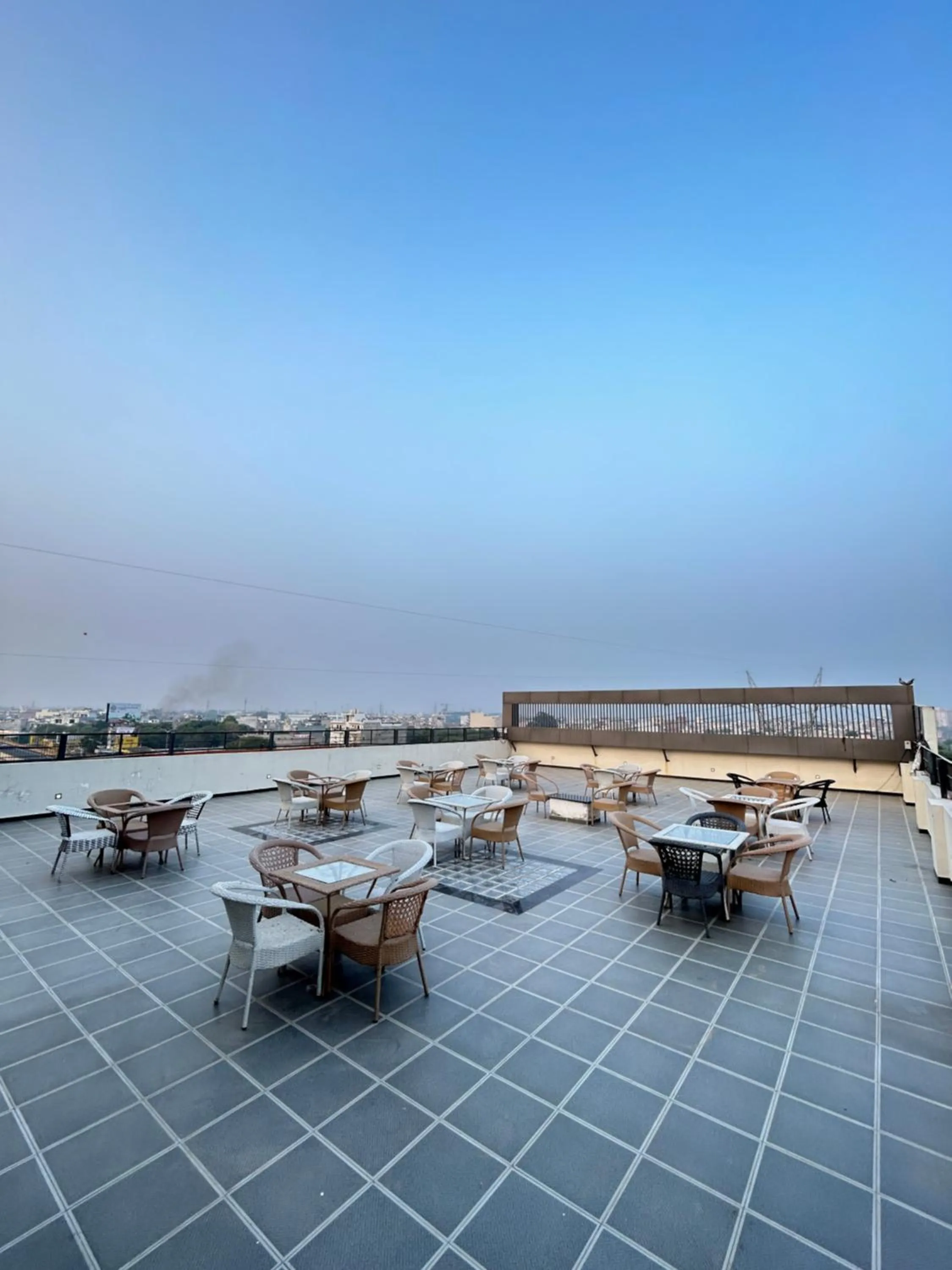 Restaurant/places to eat in Hotel Giriraj Palace