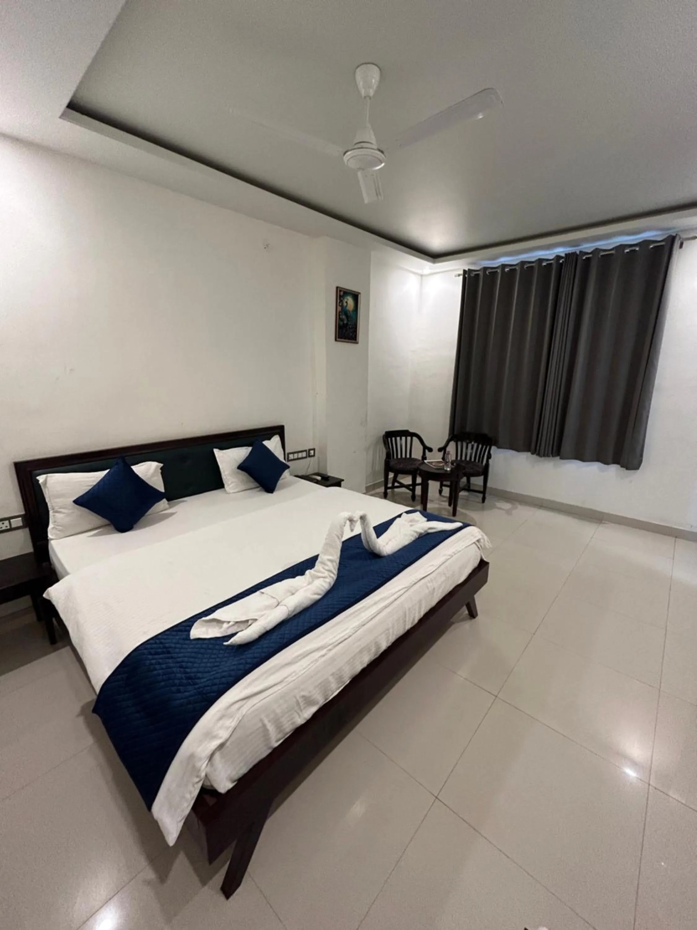 Bed in Hotel Giriraj Palace