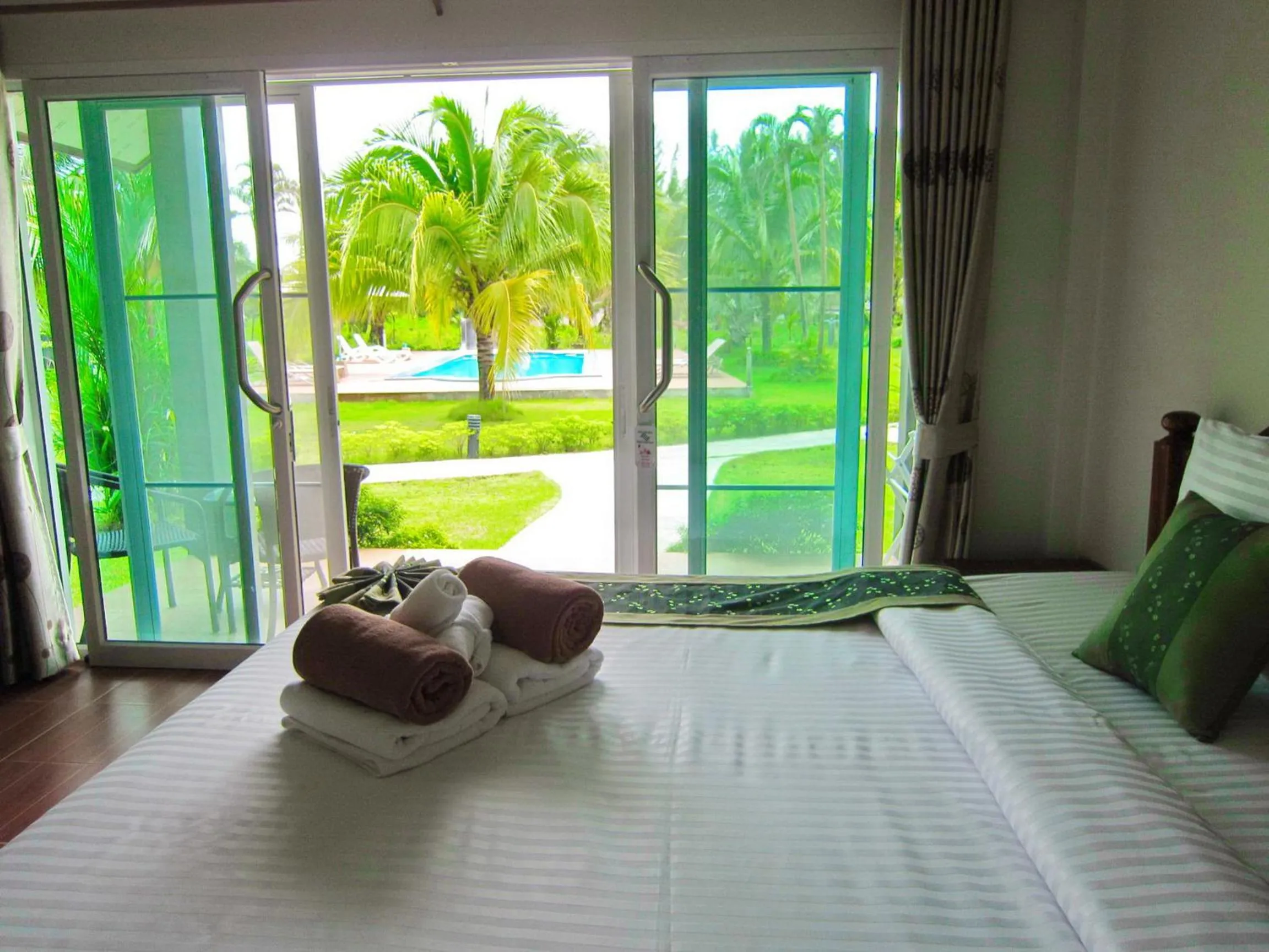Pool view, Bed in Hongte Khaolak Resort