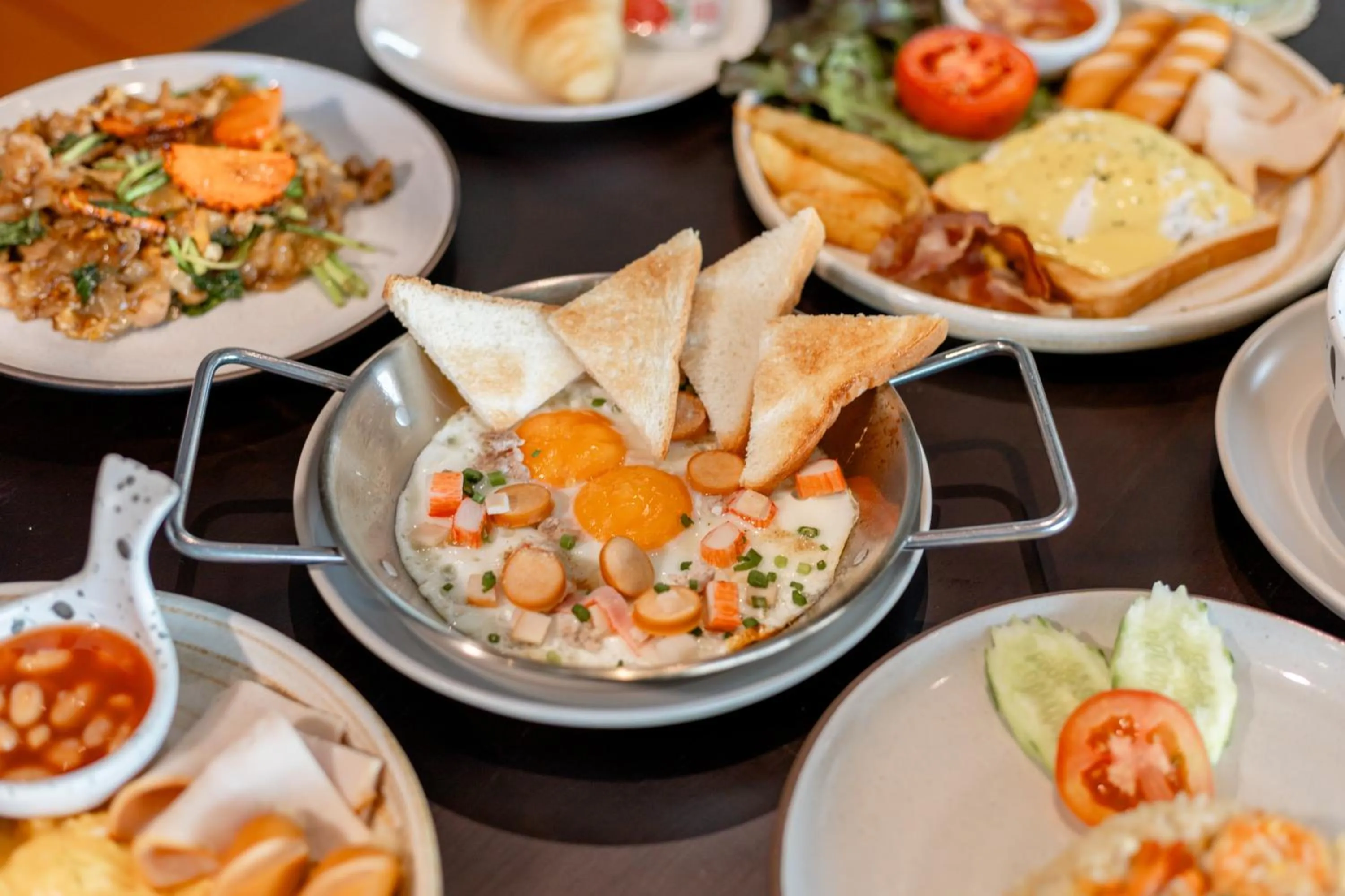 Breakfast in WE HOTEL RIVERFRONT