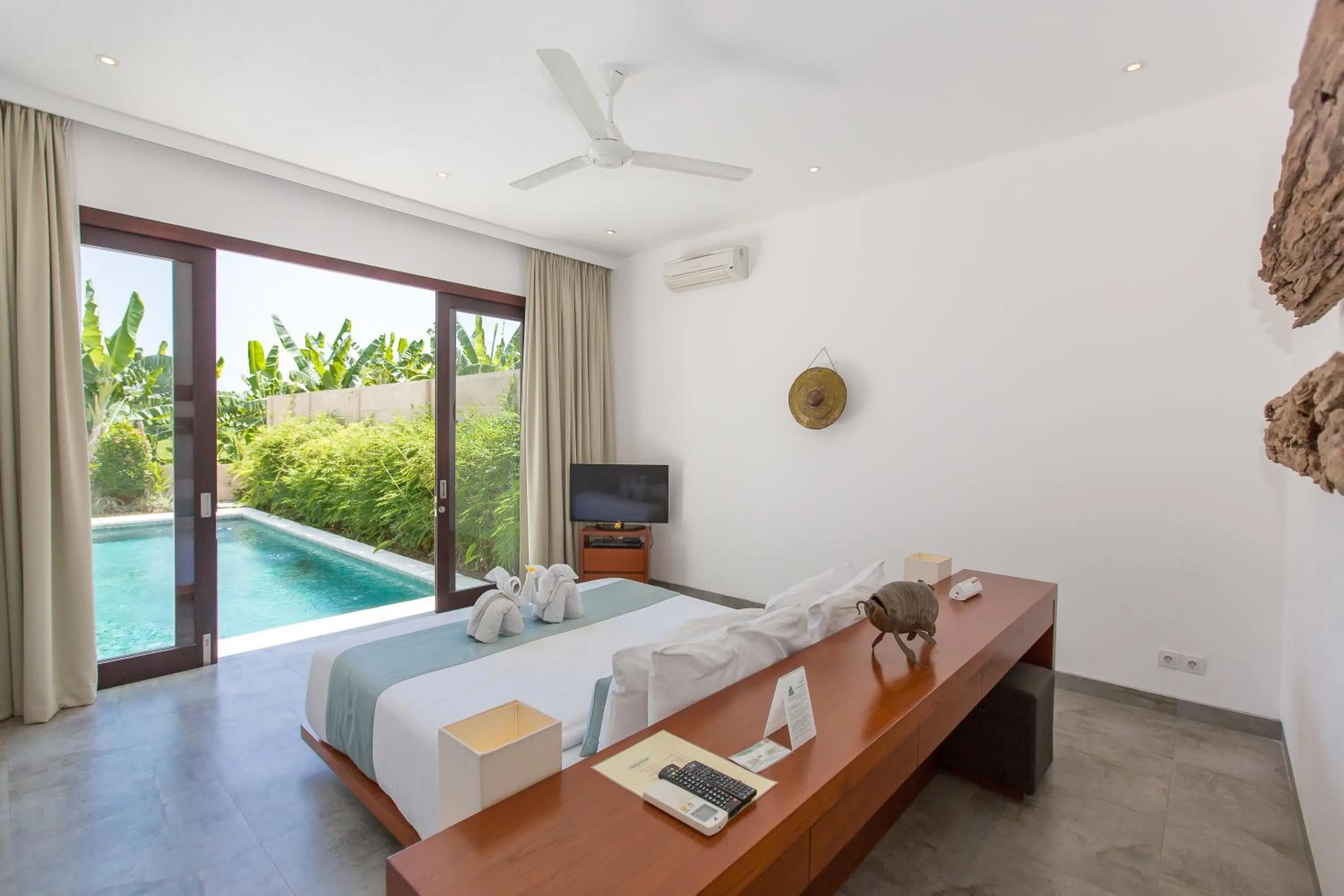Photo of the whole room in Gajah Villas Bali by Nagisa Bali