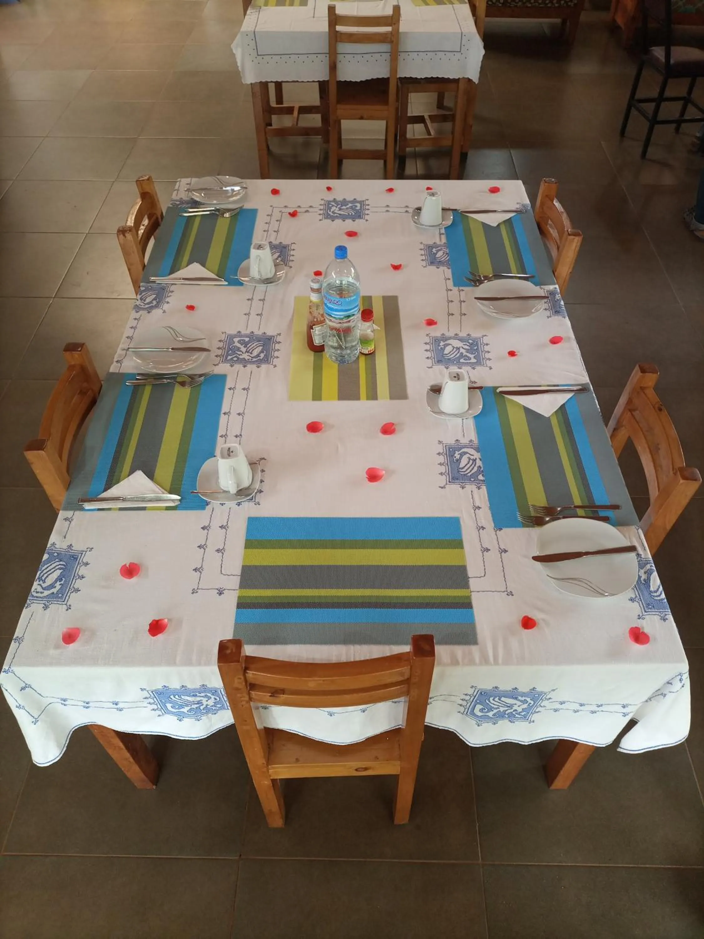 Restaurant/places to eat in STC.SAFARI LODGE