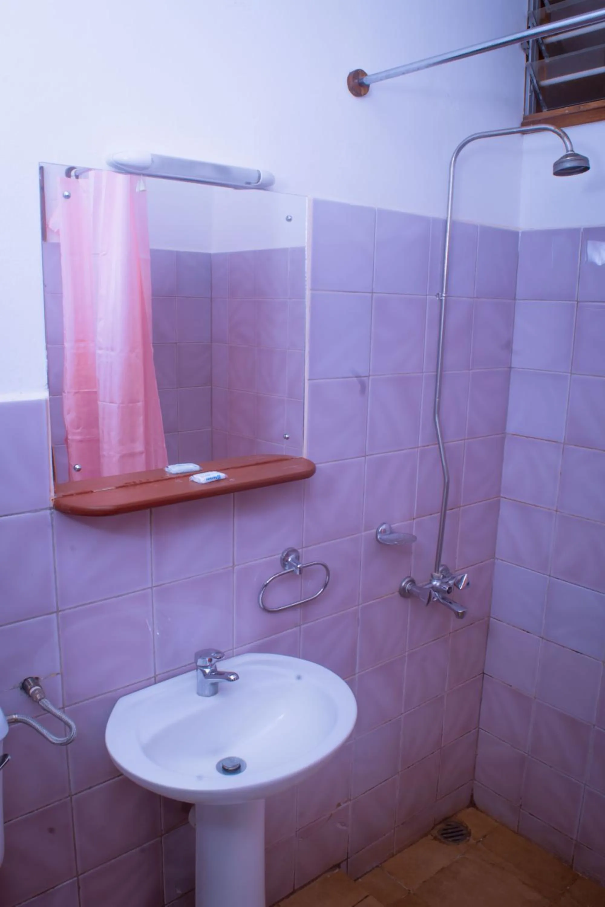 Shower in STC.SAFARI LODGE