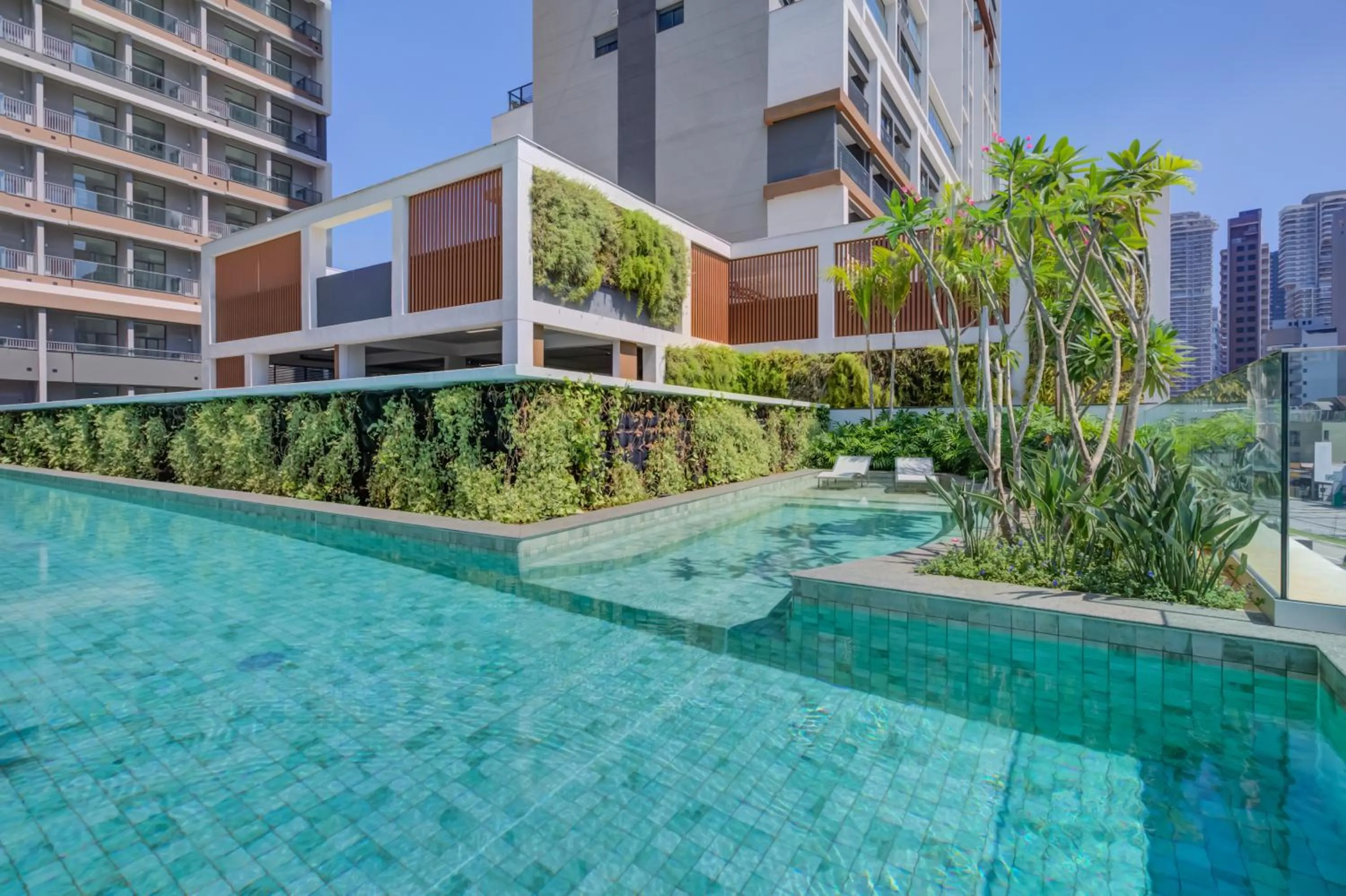 Swimming pool in Roomo Transamerica SP Brooklin Santo Amaro
