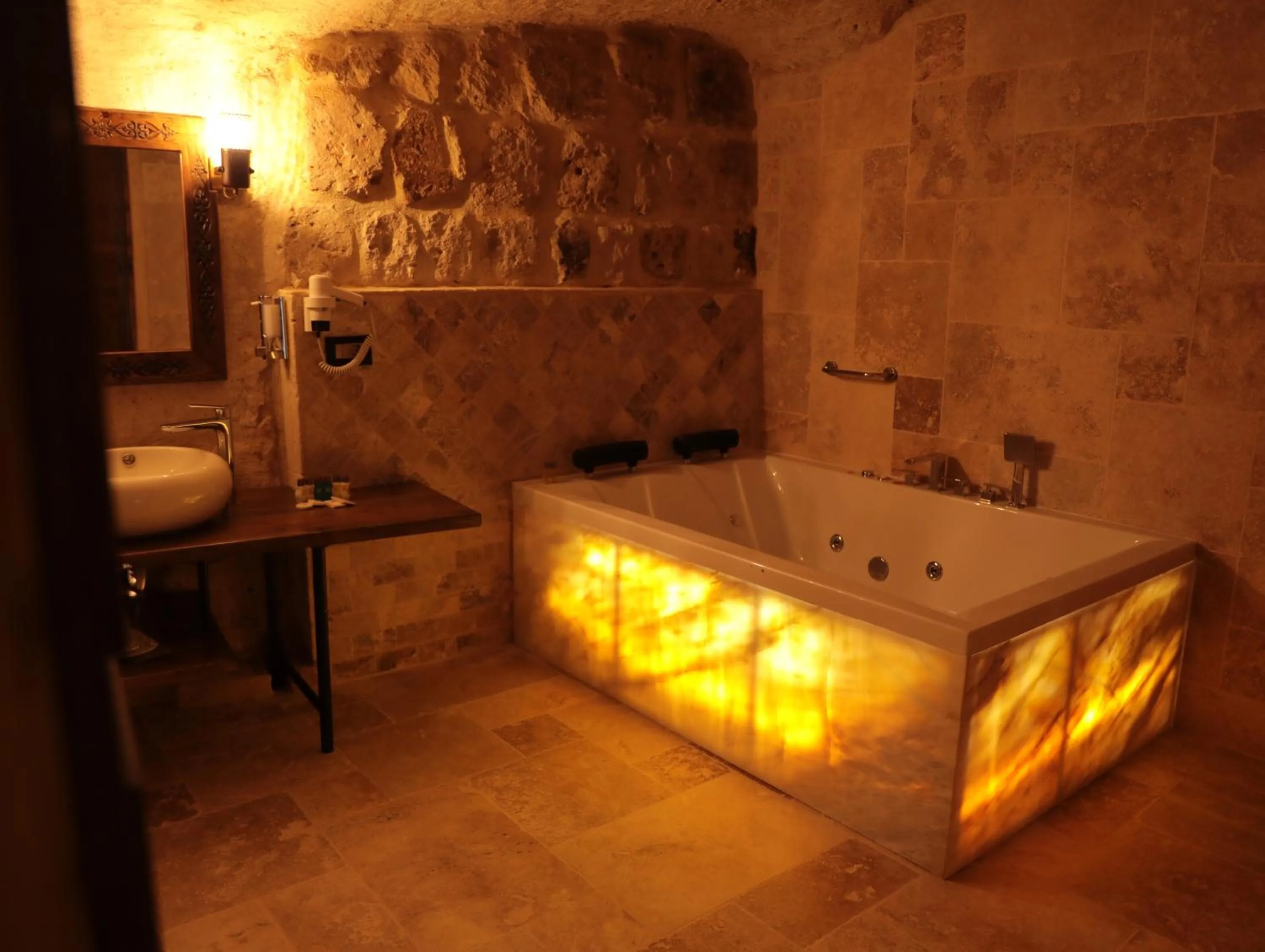 Hot Tub in Hira Cave Hotel