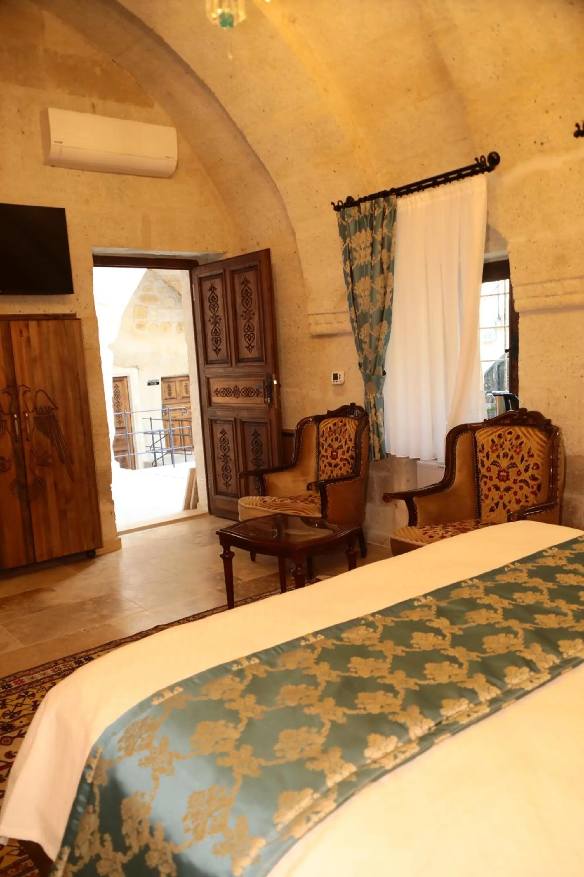 Bed in Hira Cave Hotel