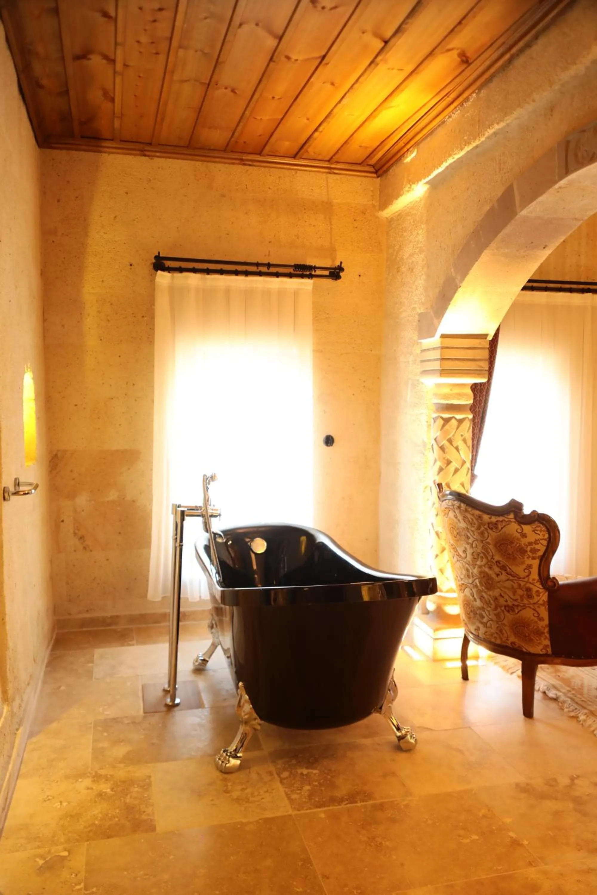 Hot Tub in Hira Cave Hotel