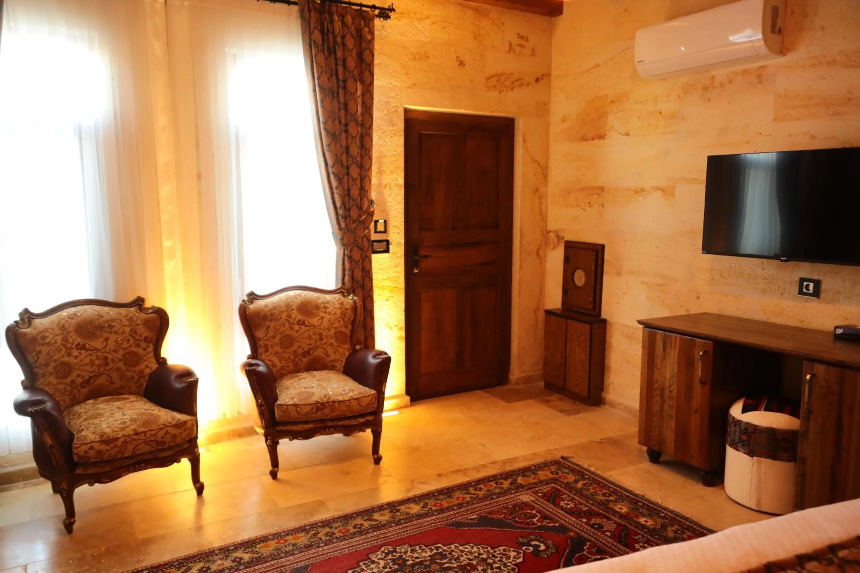 TV and multimedia in Hira Cave Hotel