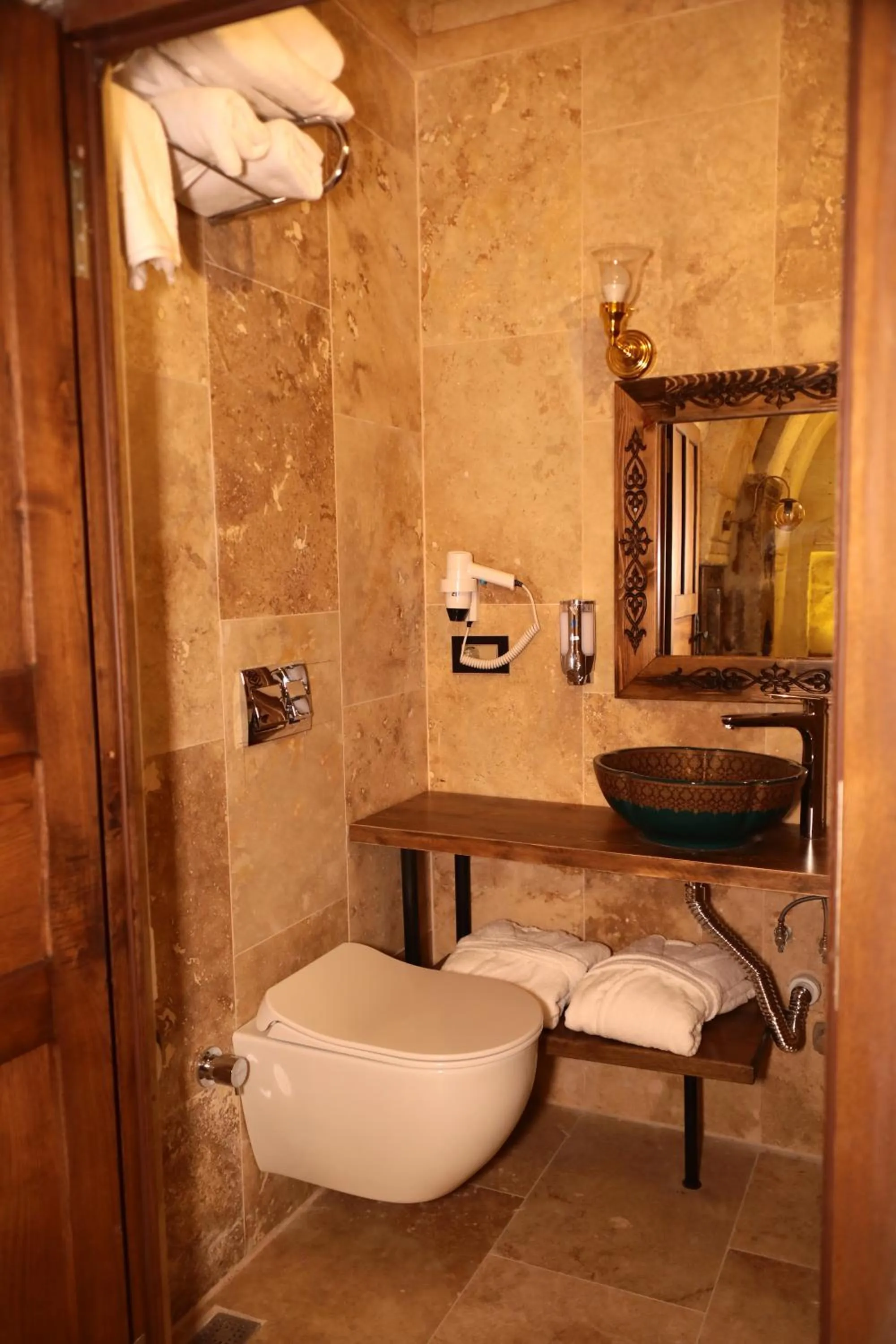 Toilet in Hira Cave Hotel