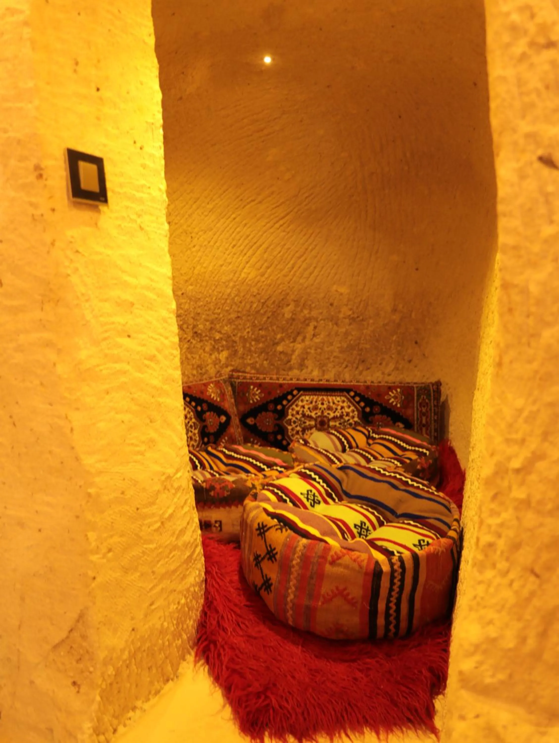 Seating area, Bed in Hira Cave Hotel