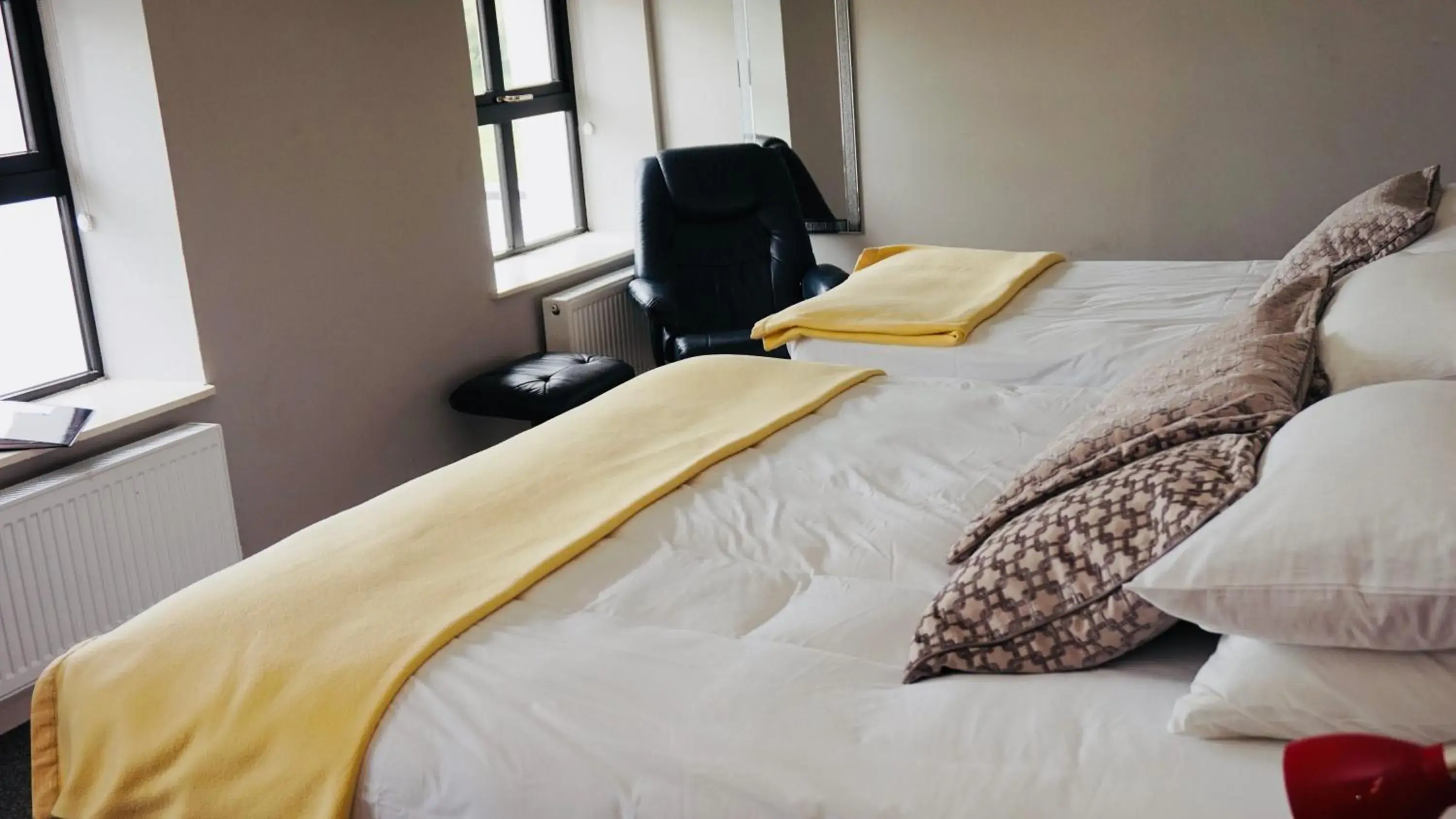 Triple Room in Cartron House Triple Room in Cartron House