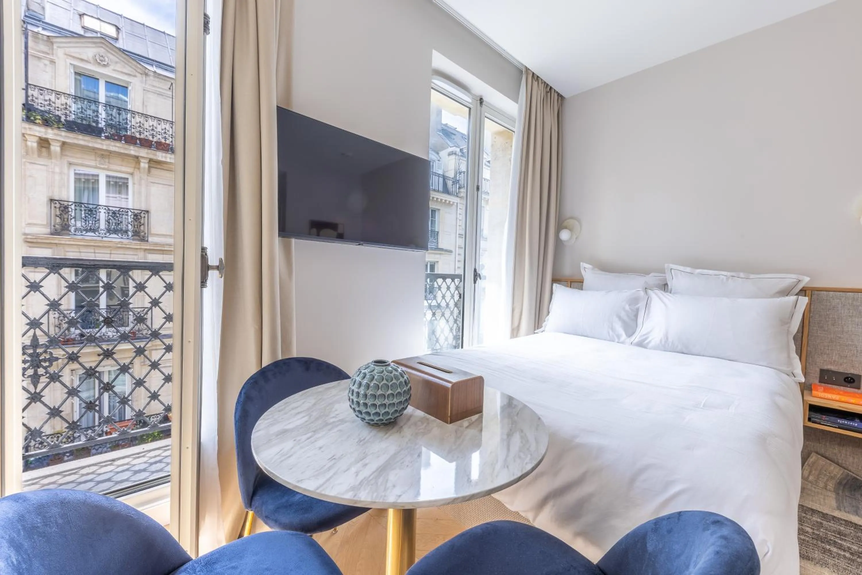 Communal lounge/ TV room, Bed in Quartier Libre Marais