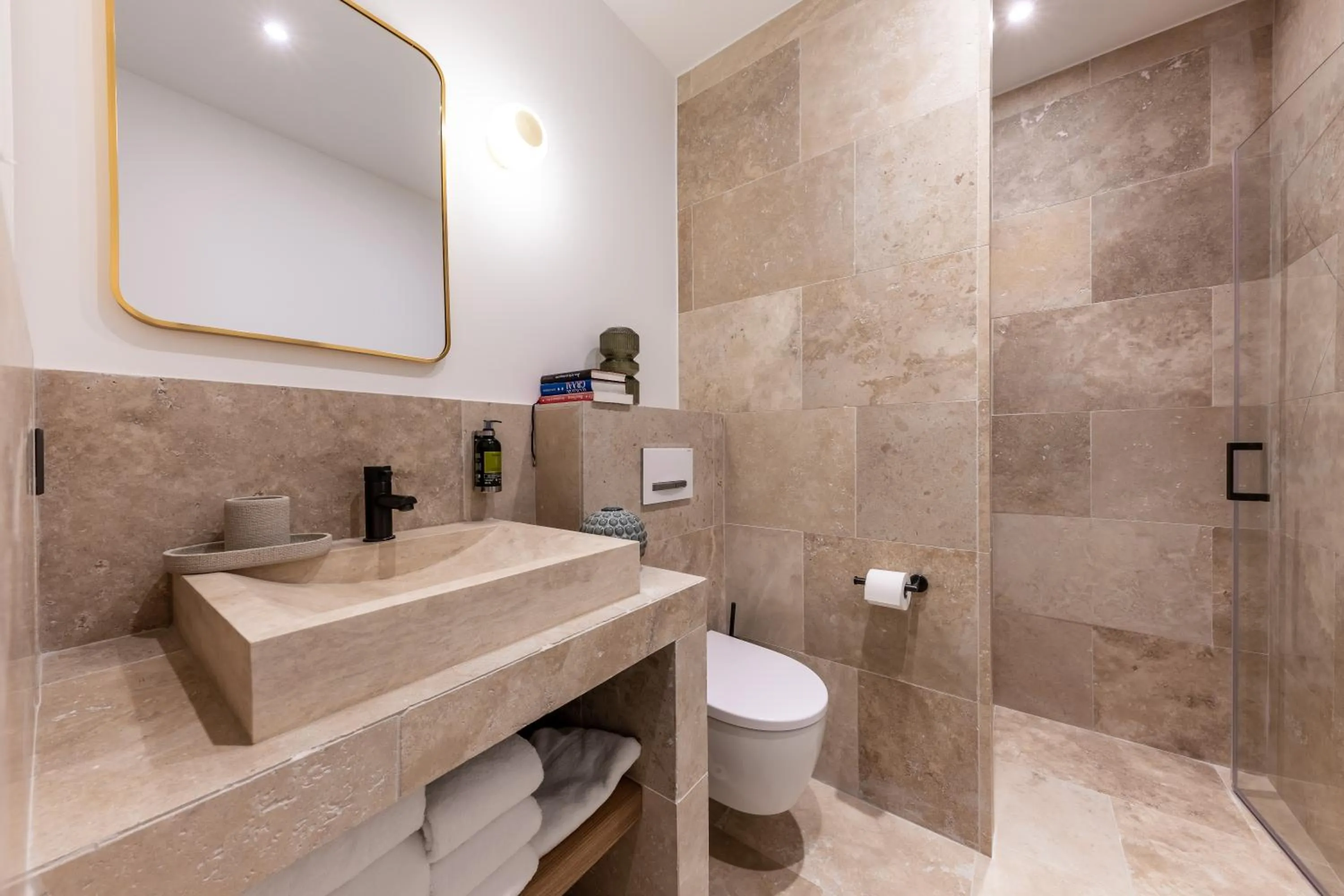 Shower in Quartier Libre Marais