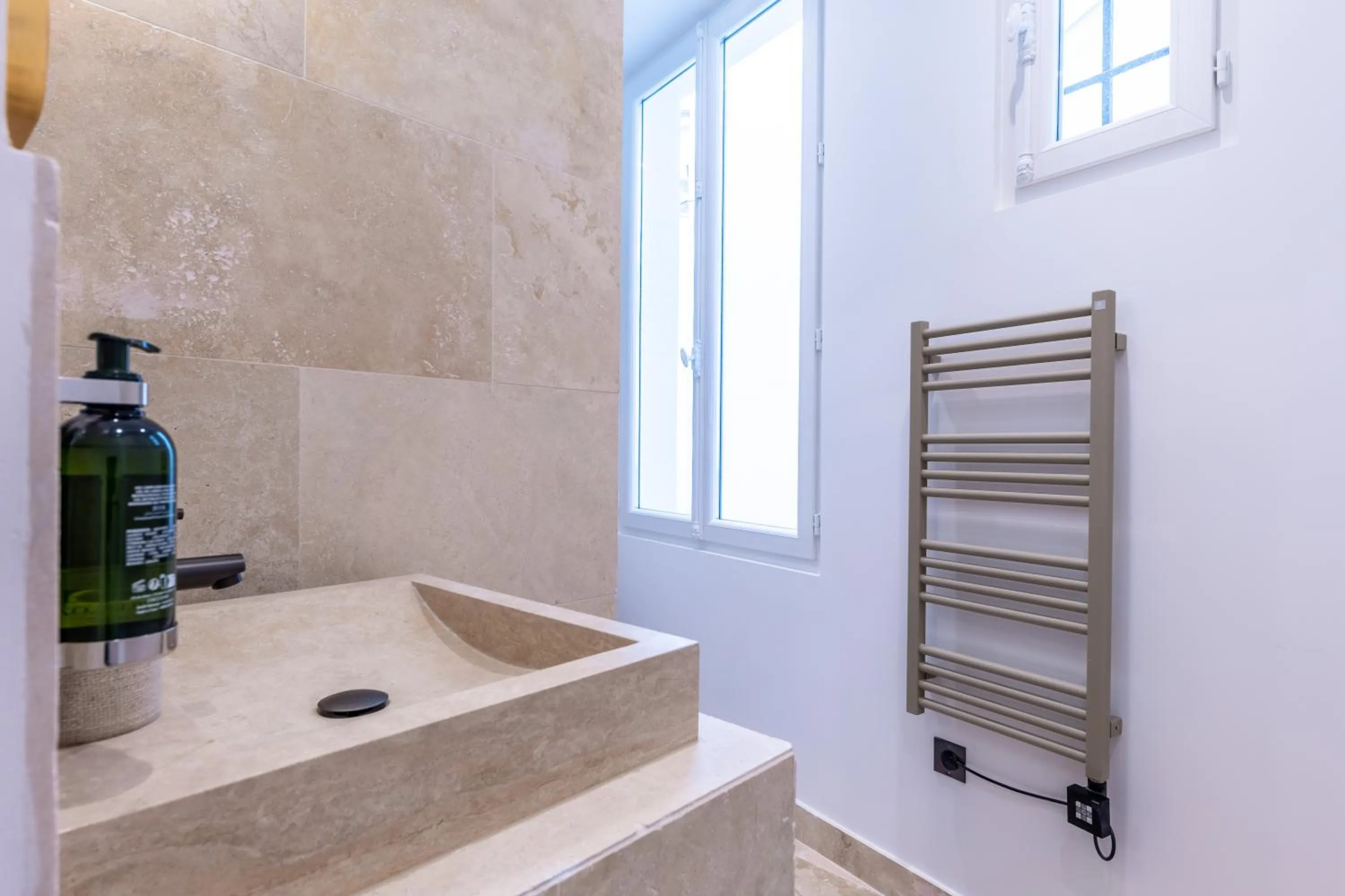 Shower in Quartier Libre Marais