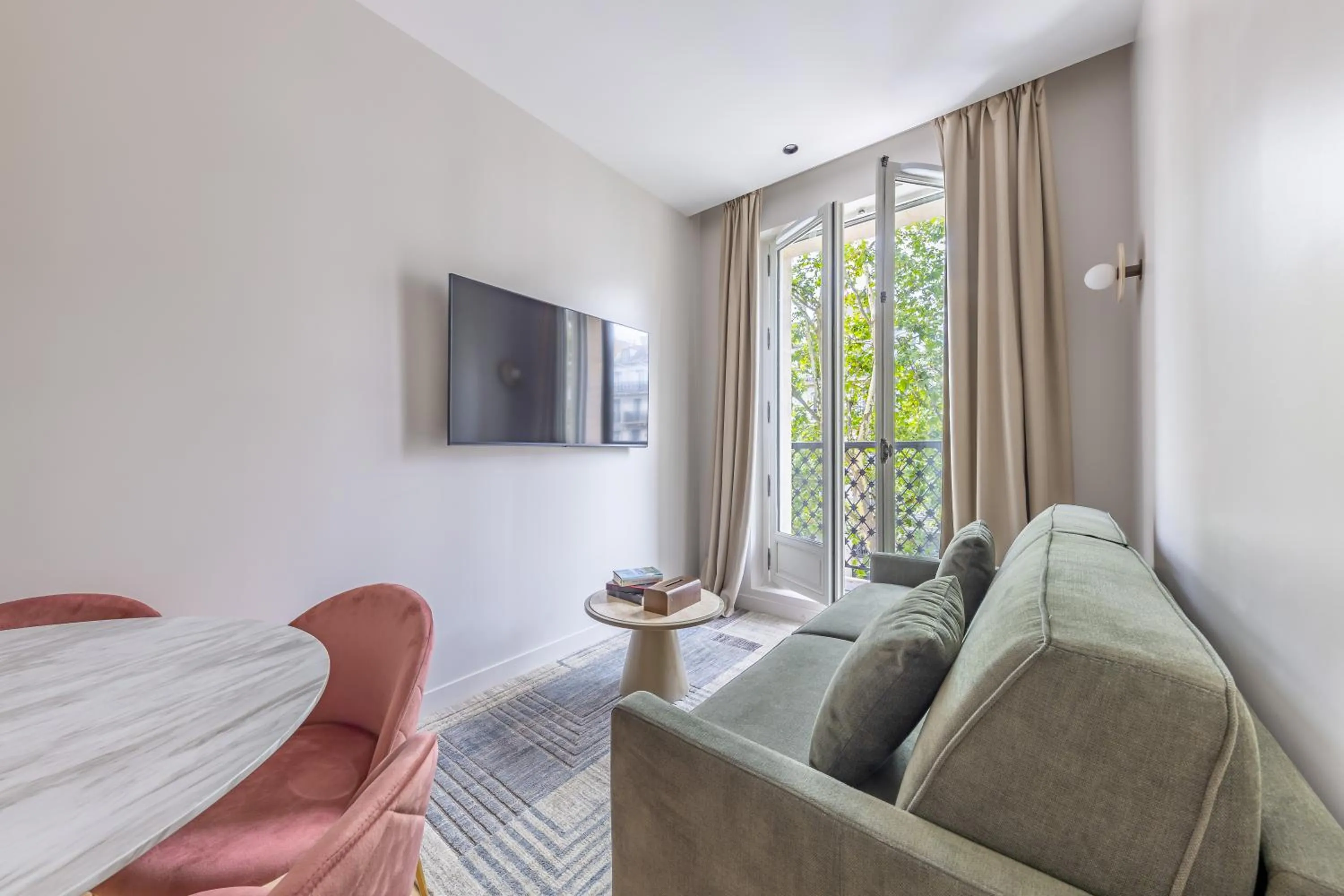 TV and multimedia, Bed in Quartier Libre Marais
