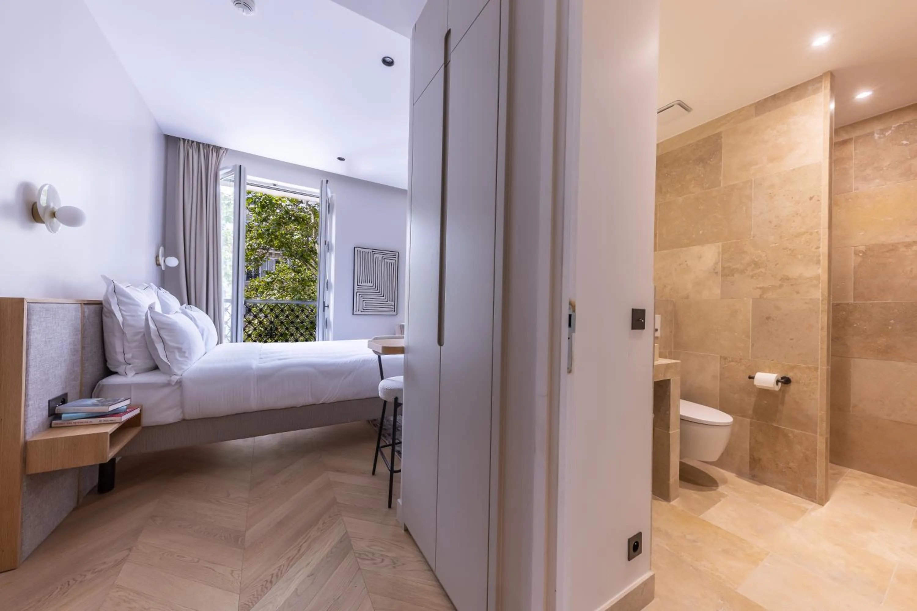Shower, Bed in Quartier Libre Marais