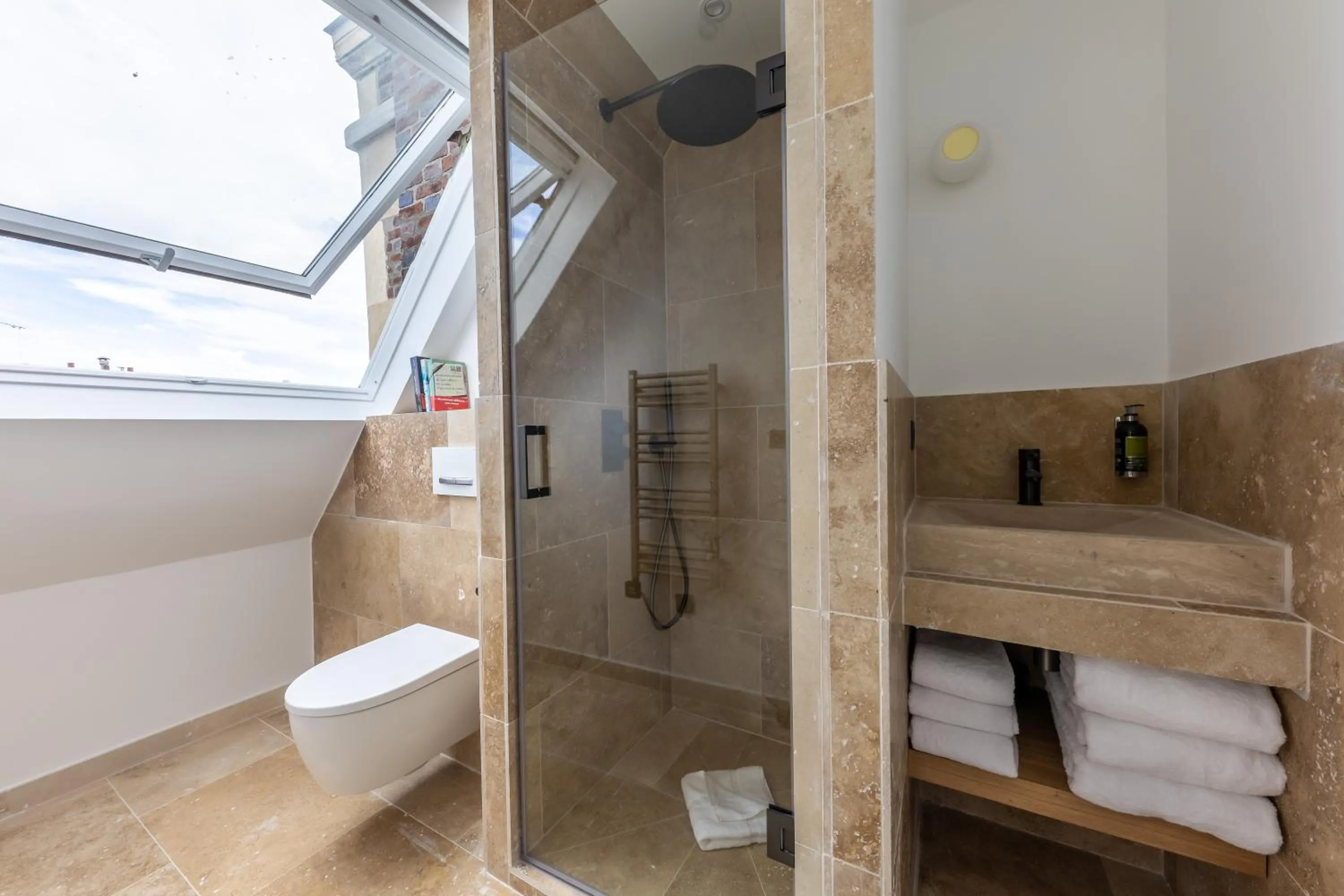 Shower in Quartier Libre Marais