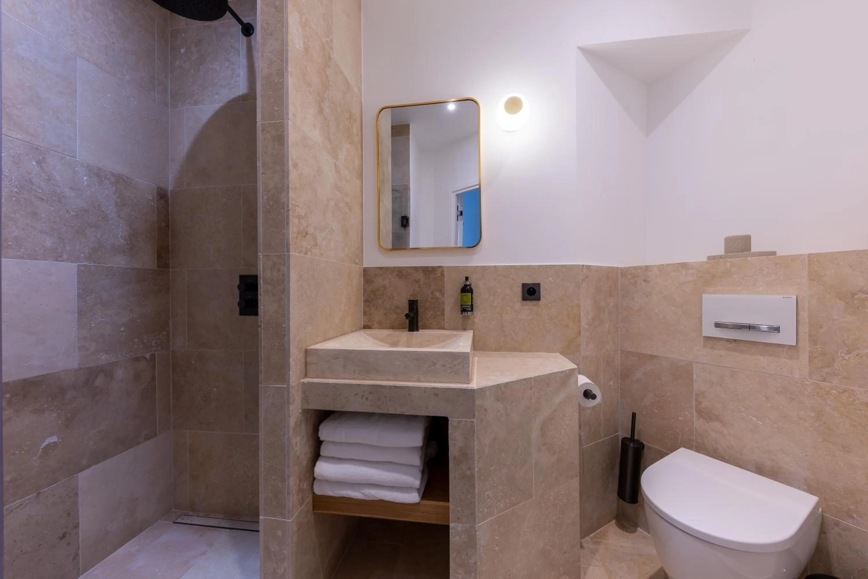 Shower in Quartier Libre Marais