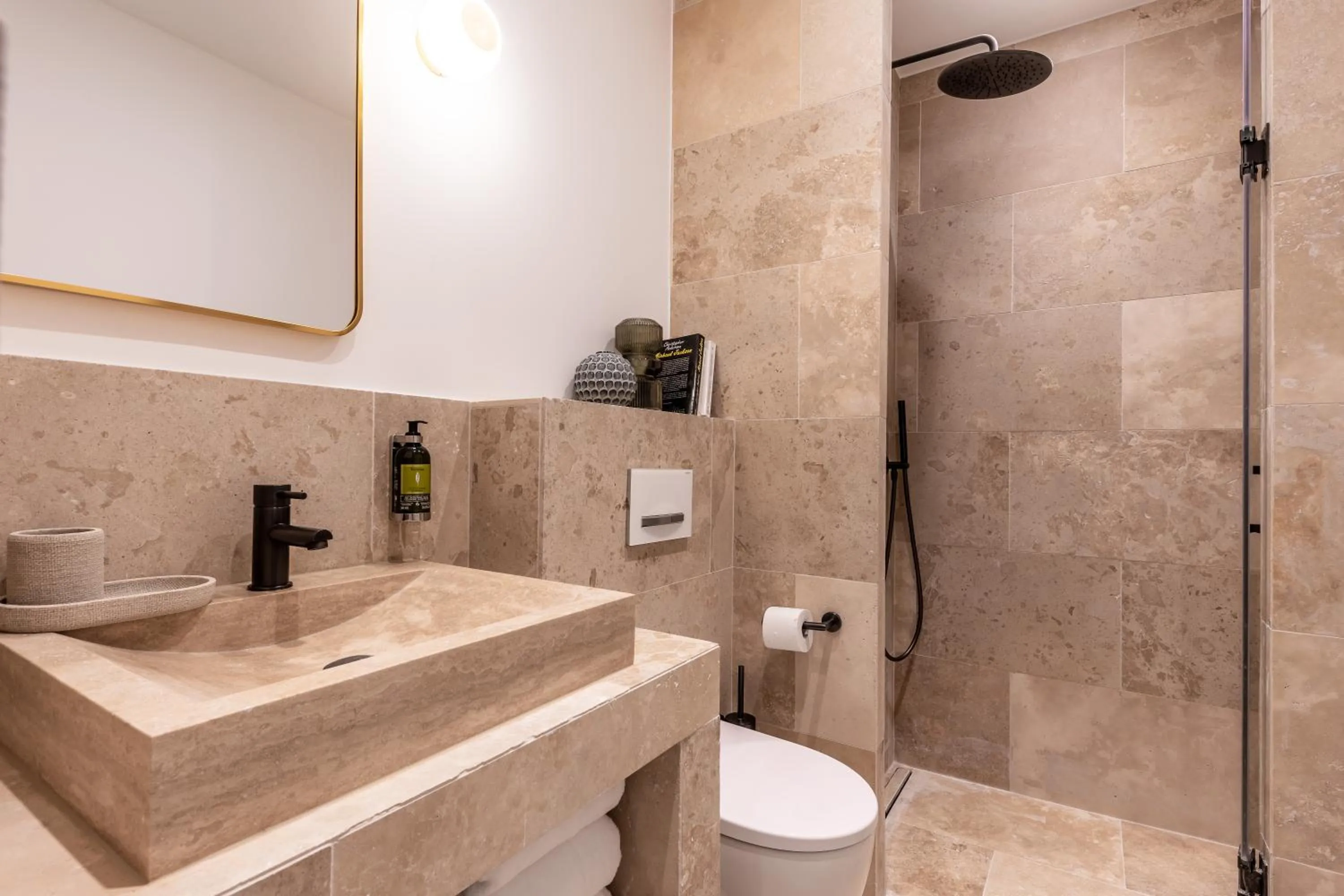 Shower in Quartier Libre Marais