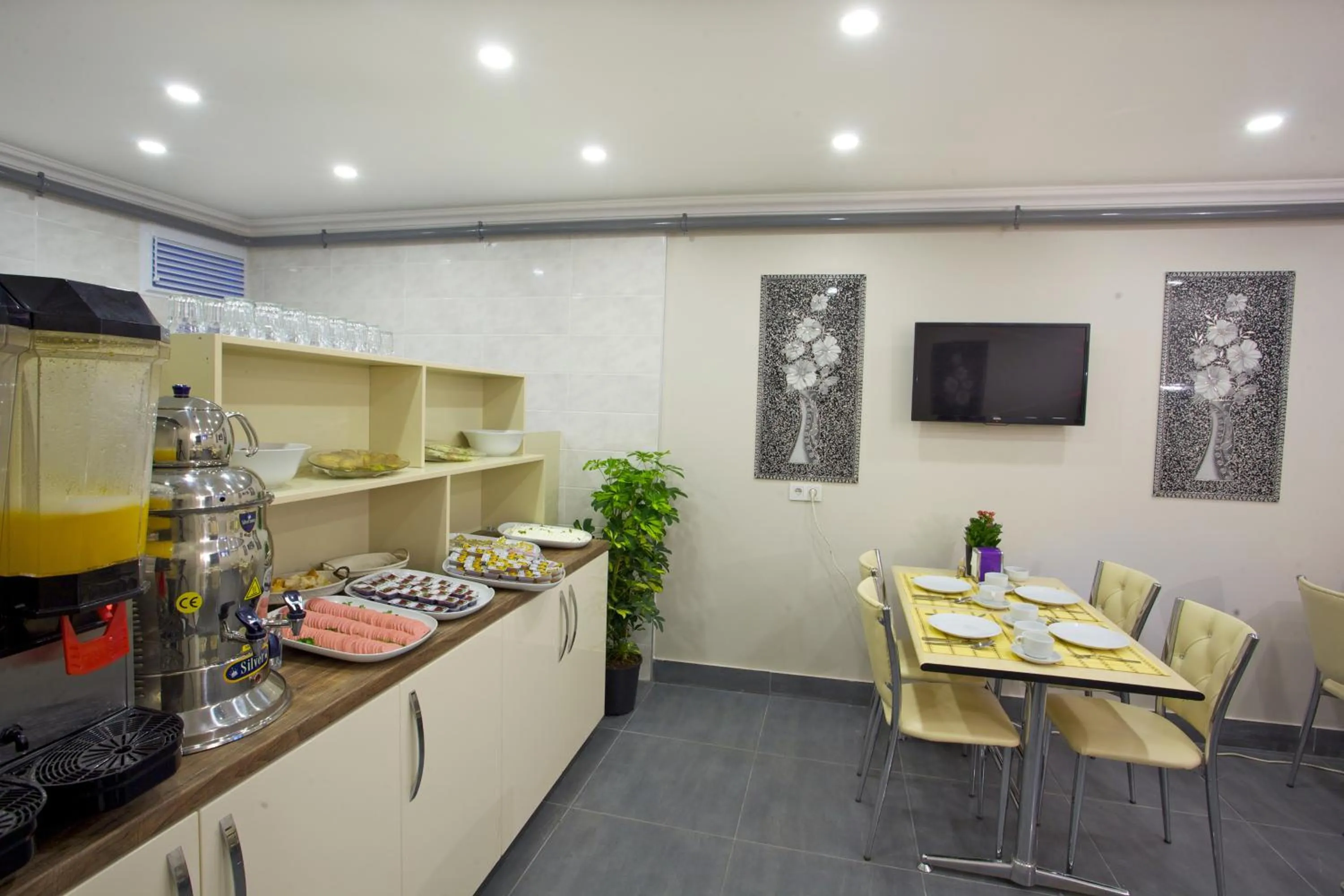 Restaurant/places to eat in Hotel The Ferah