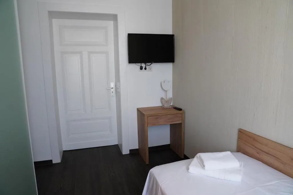 Photo of the whole room, Bed in Millrather Brauhaus