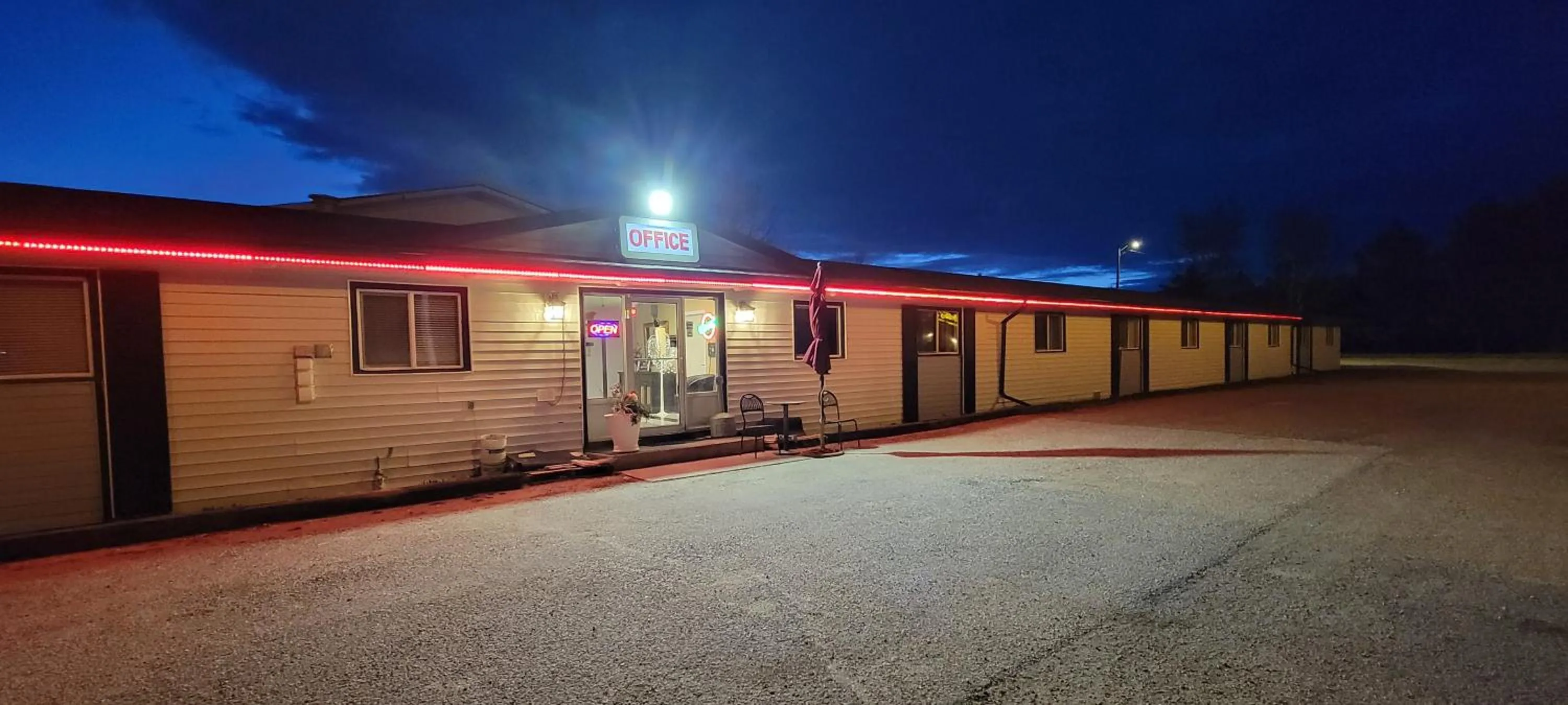 Property building in GRIZZLY MOTEL