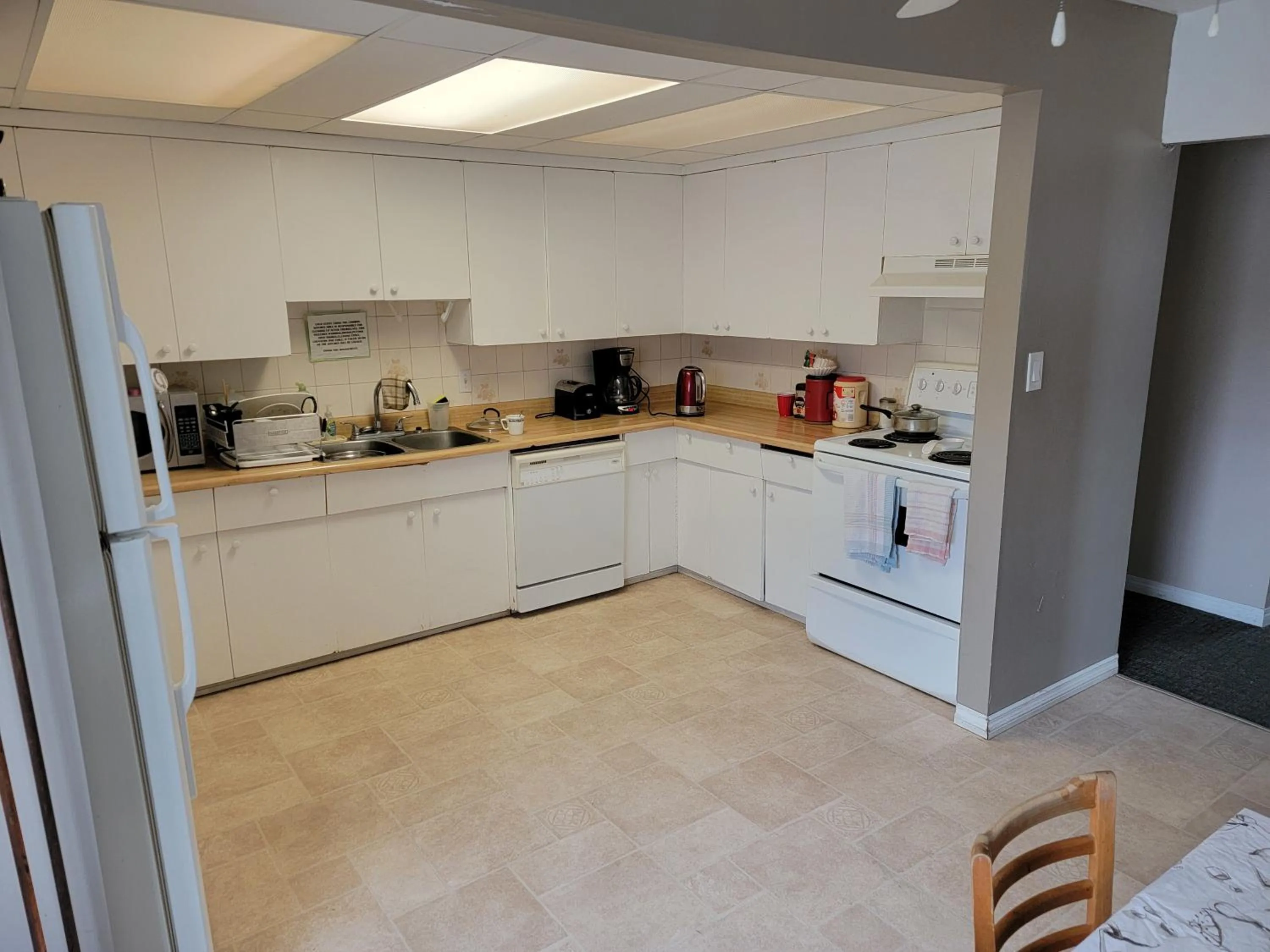 Communal kitchen in GRIZZLY MOTEL