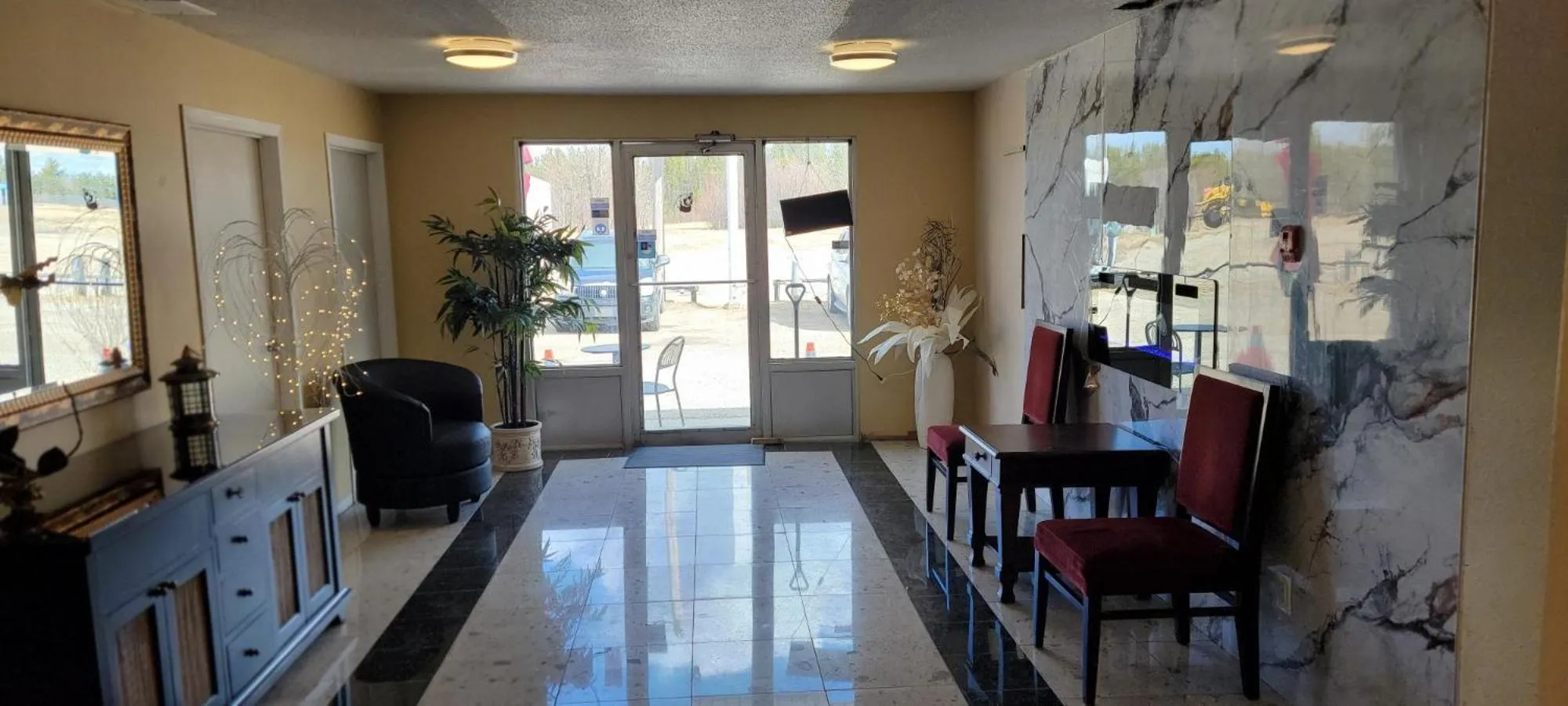 Seating area in GRIZZLY MOTEL