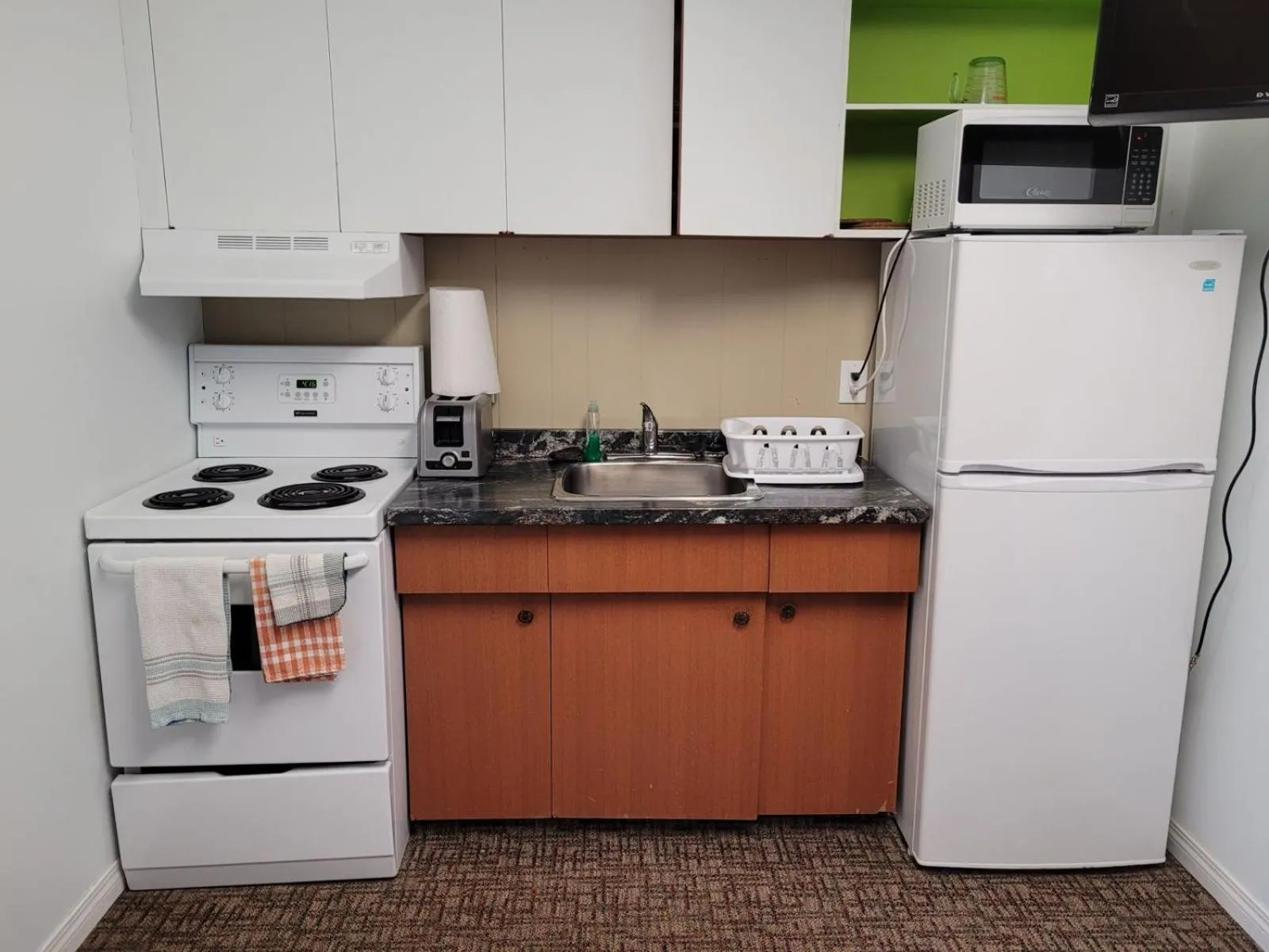 Kitchen or kitchenette in GRIZZLY MOTEL