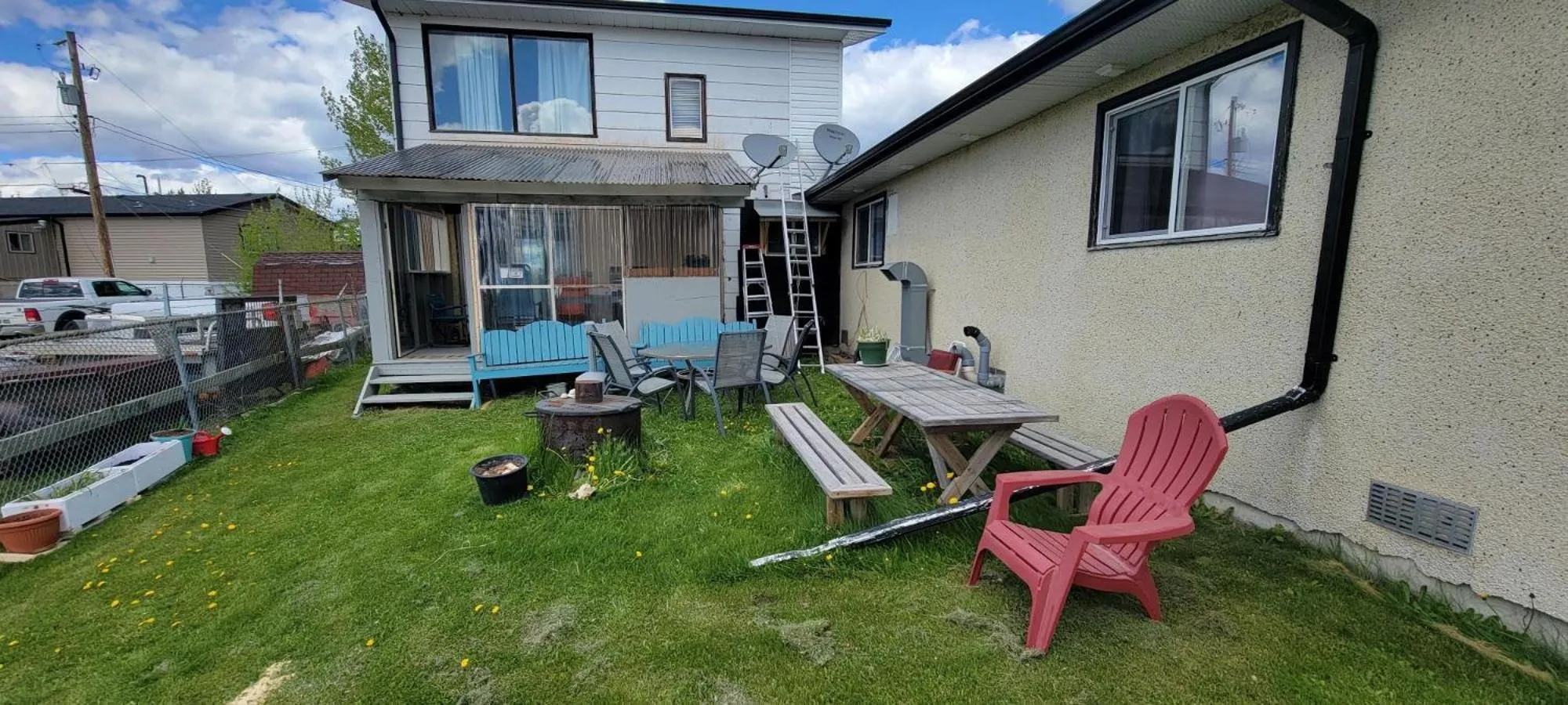 Seating area in GRIZZLY MOTEL